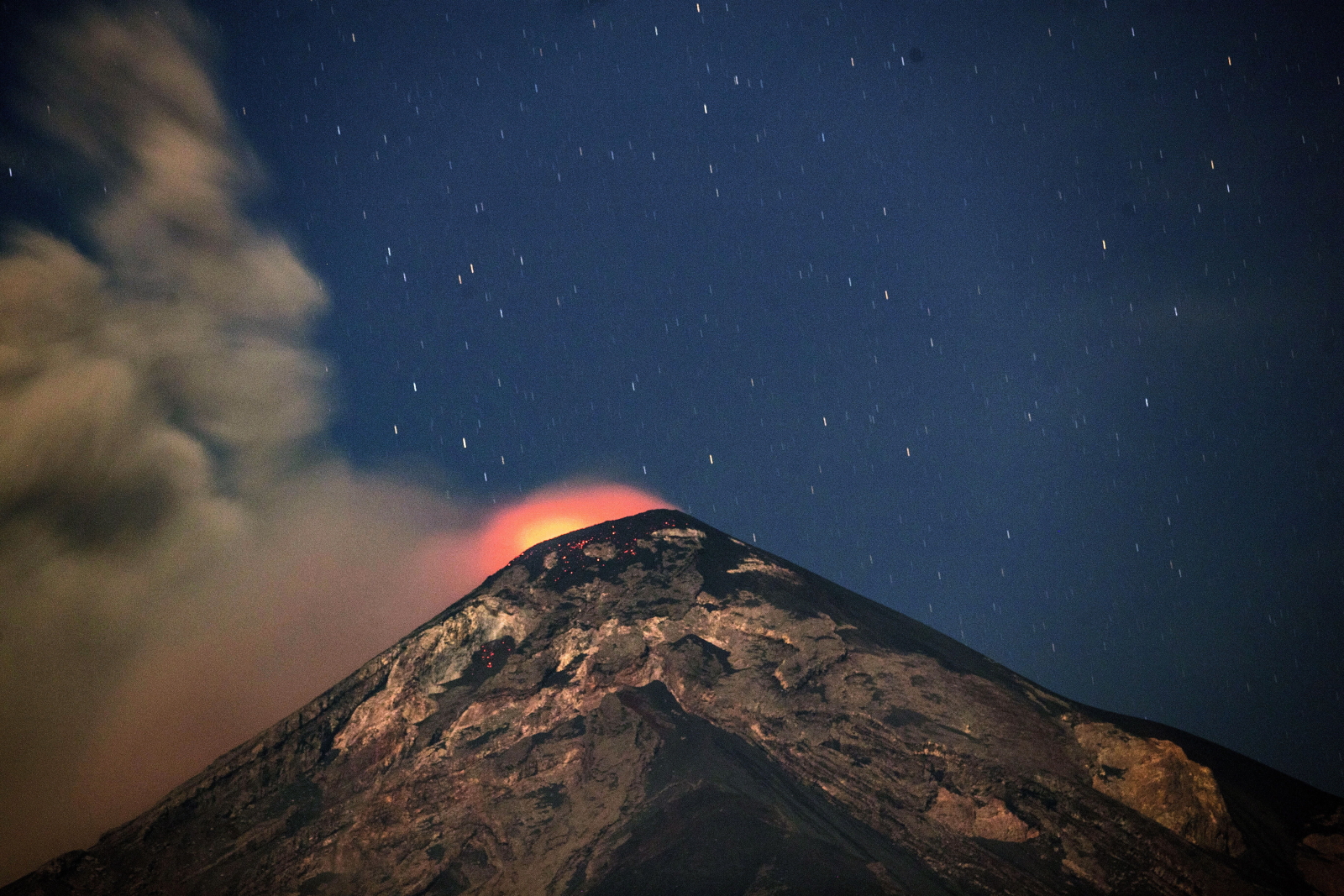 Éruption du volcan Fuego.  Plus de 1 000 personnes ont été évacuées