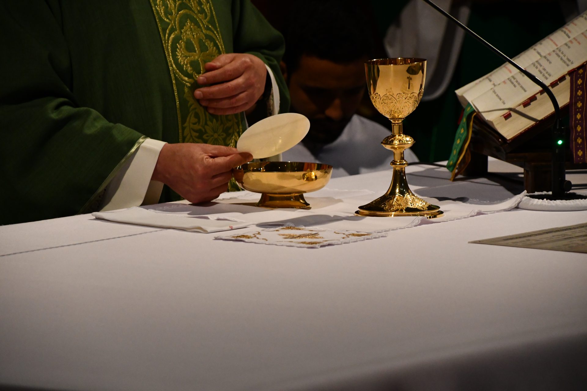 Teologia ukryta w modlitwie – co nam mówią modlitwy eucharystyczne? 