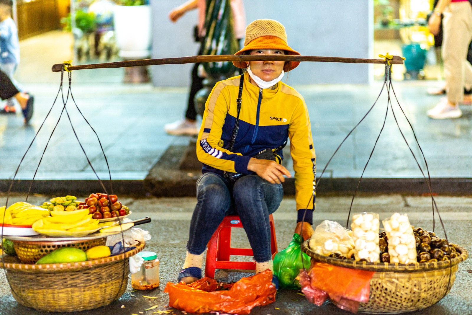 Kobieta sprzedająca jedzenie na ulicy, Wietnam