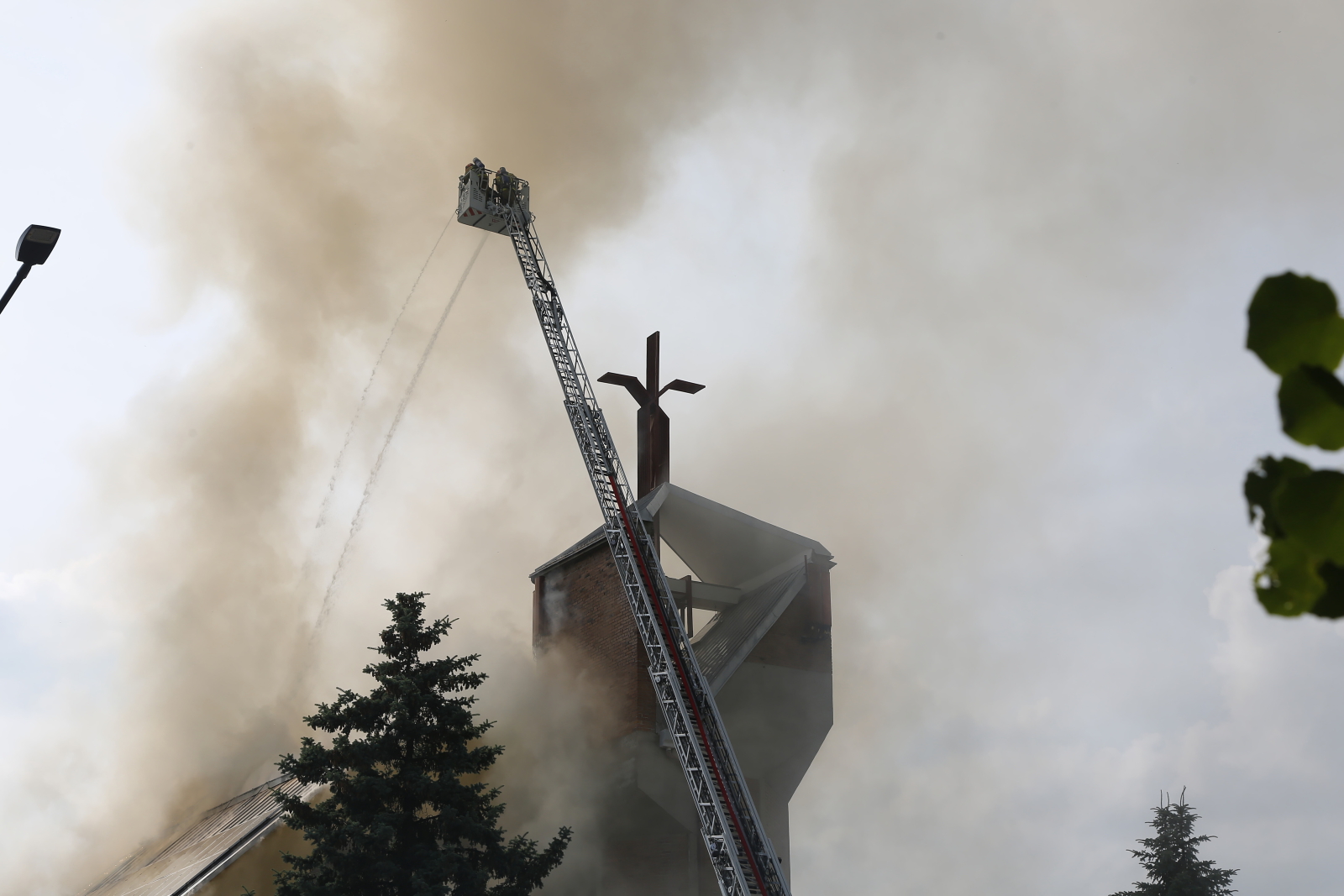 Pożar kościoła w Sosnowcu; spalił się cały dach świątyni [+GALERIA]