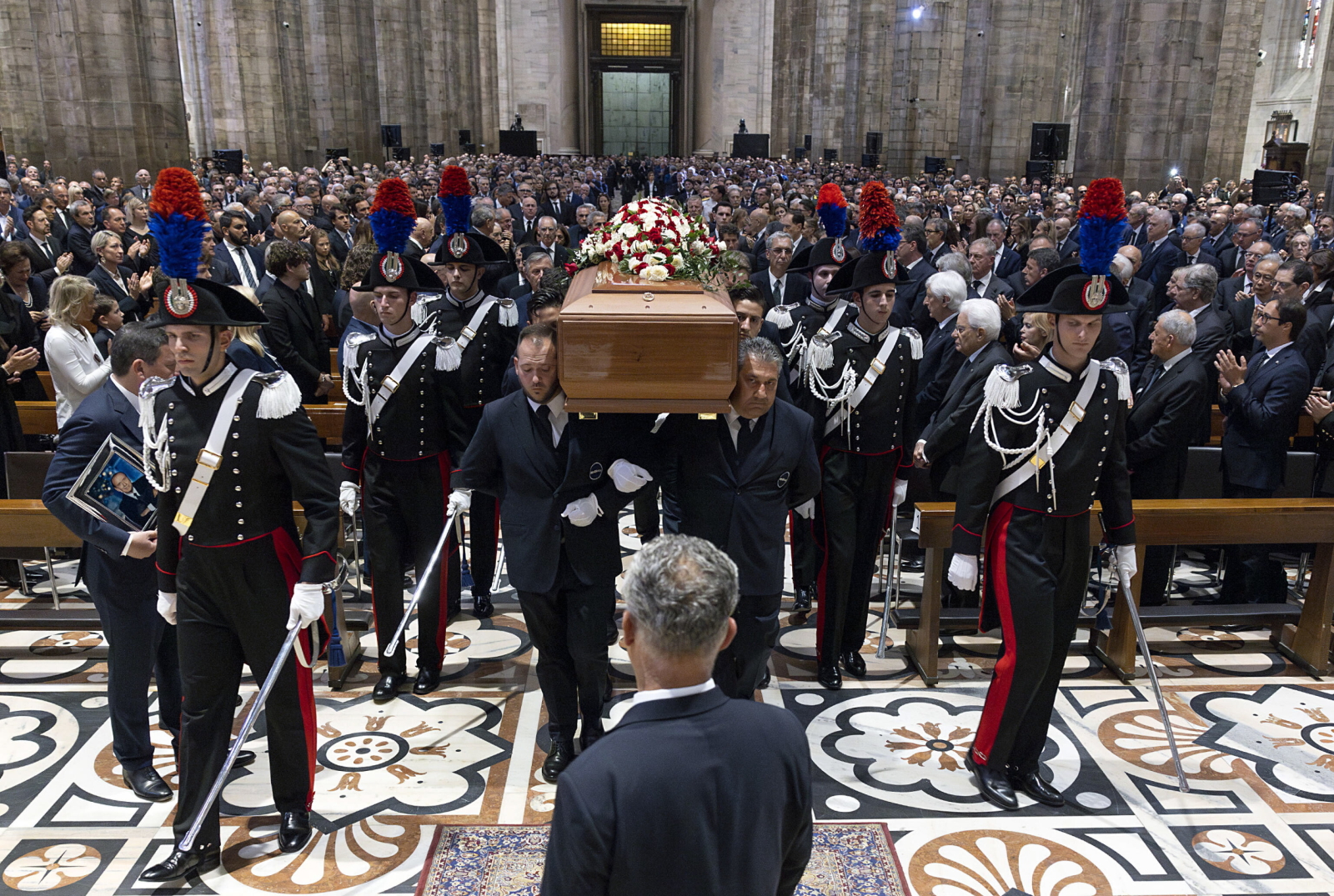 Tysiące ludzi uczestniczyło w uroczystościach pogrzebowych Silvio Berlusconiego [+GALERIA]