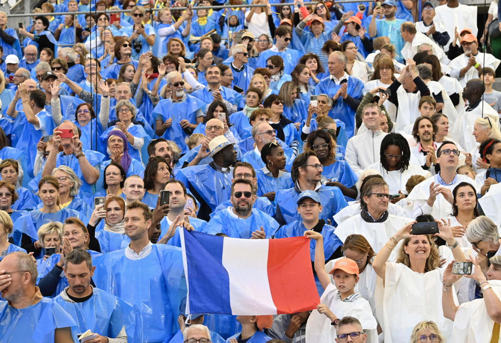 50 mille personnes à la messe papale à Marseille, dont le président Macron [+ZDJĘCIA]