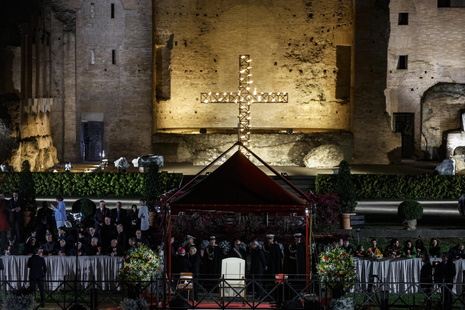 Papież nie uczestniczy w drodze krzyżowej w Koloseum, pozostał w Watykanie [+GALERIA]