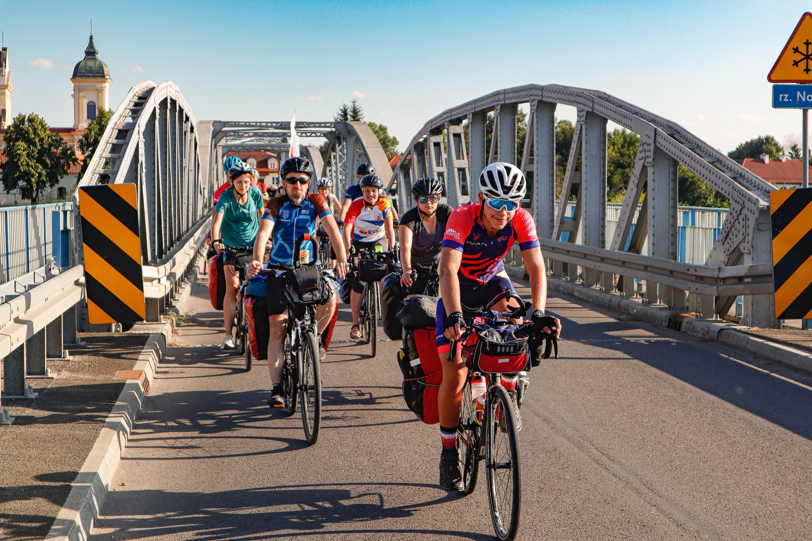 Rowerami na Lednicę. Z czterech stron Polski