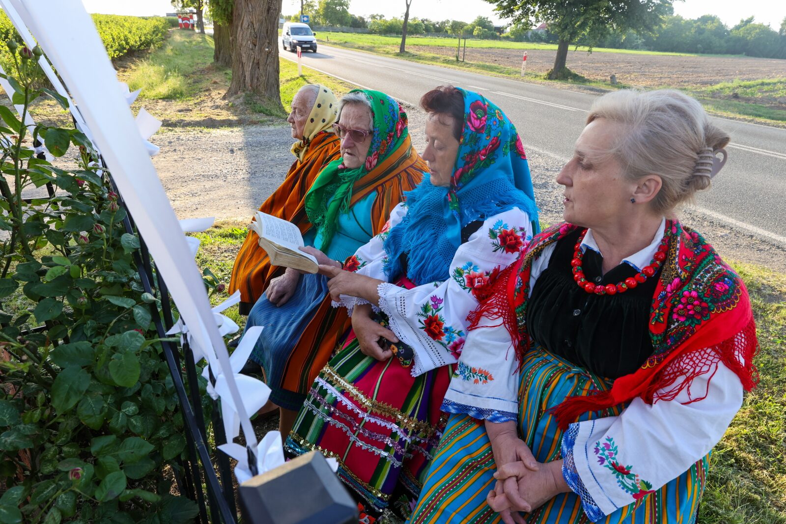 Ku czci Matki Bożej i Krzyża Świętego: maj w różnych częściach świata 