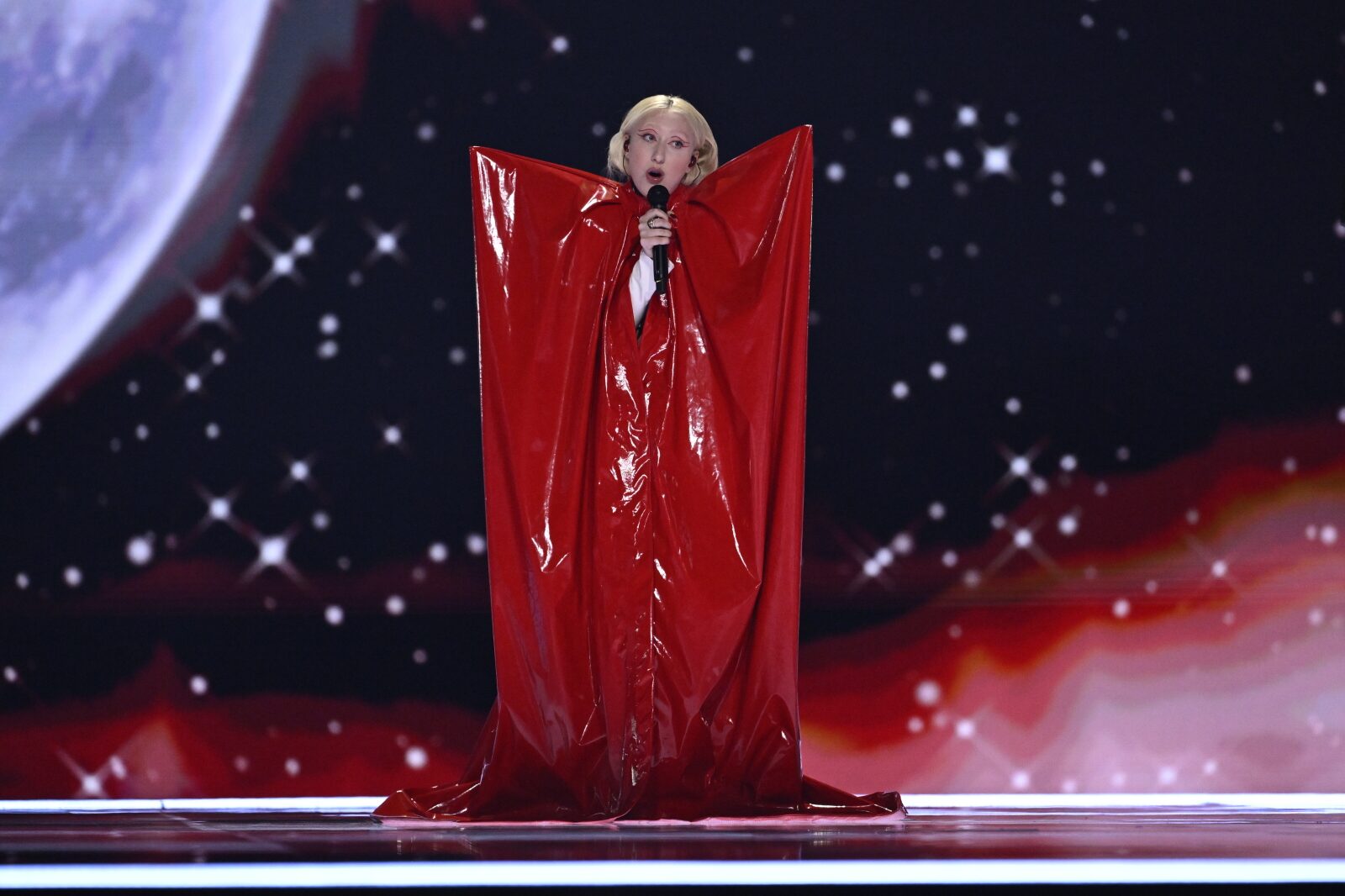 Polska piosenkarka tańczy na tle ołtarza. Archidiecezja warszawska: „bluźniercze”