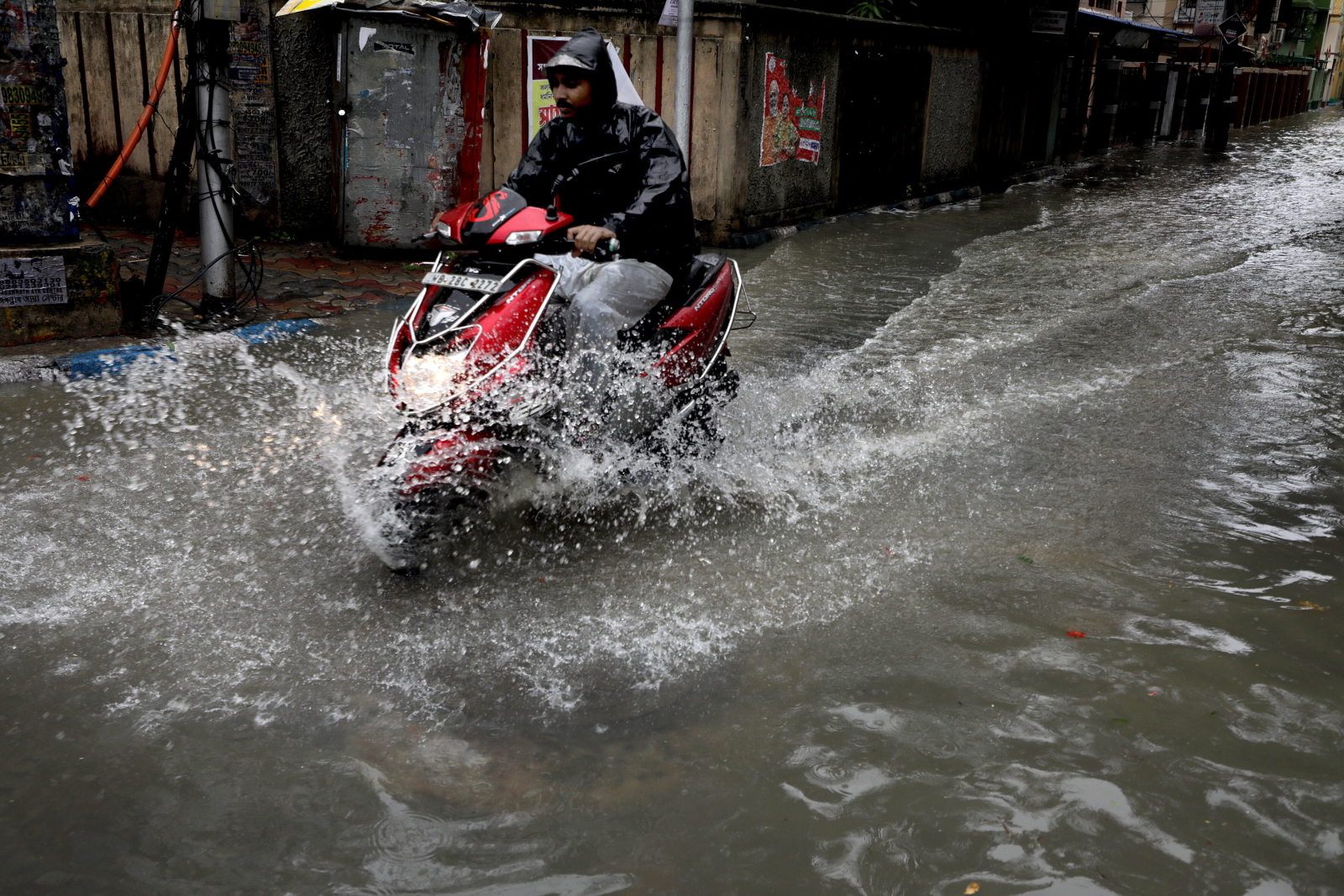 Cyklon Remal zabił co najmniej 16 osób w Bangladeszu i Indiach [+GALERIA]