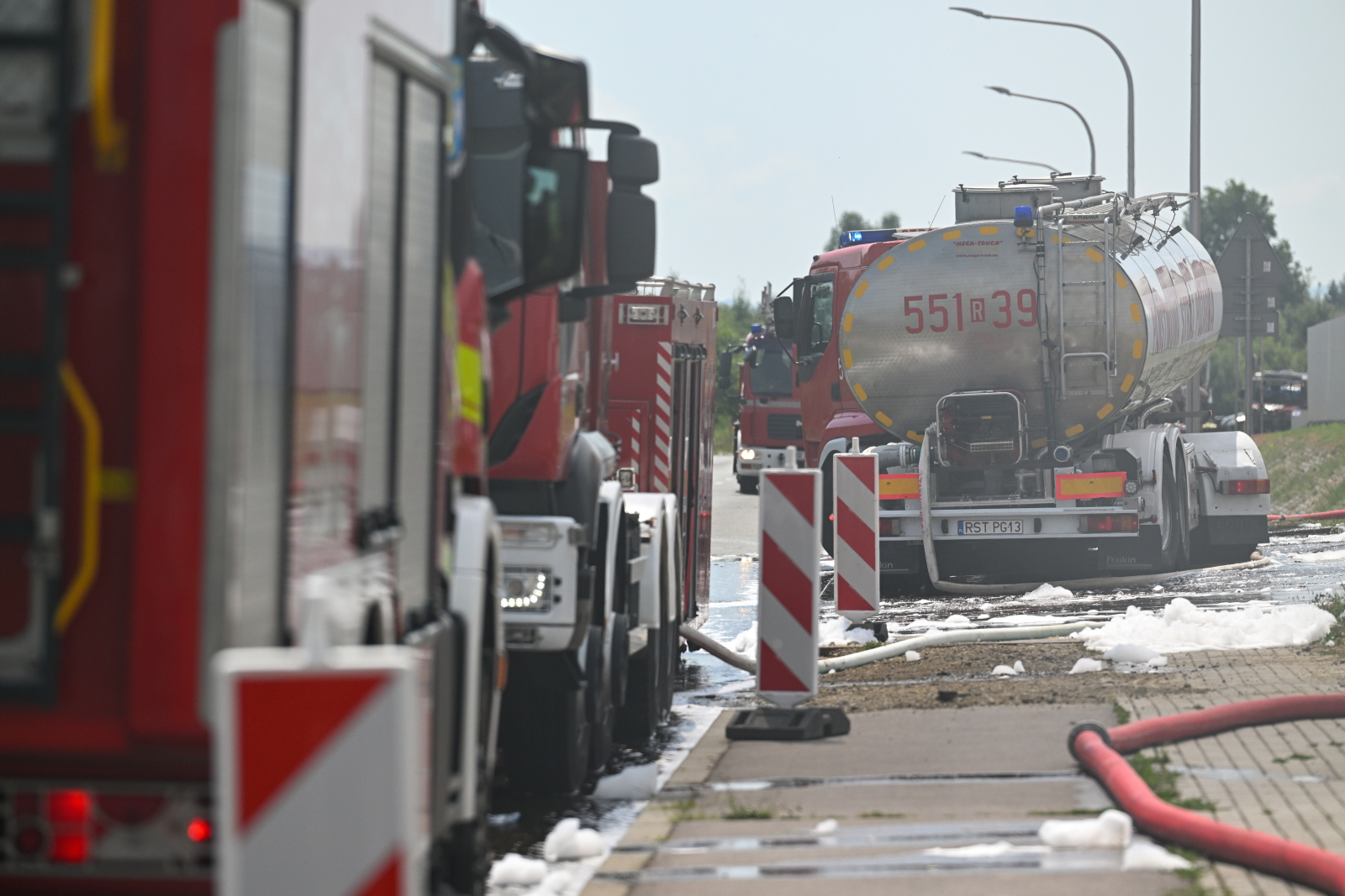 Krosno: strażacy opanowali pożar sklepu budowlanego, trwa dogaszanie [GALERIA]