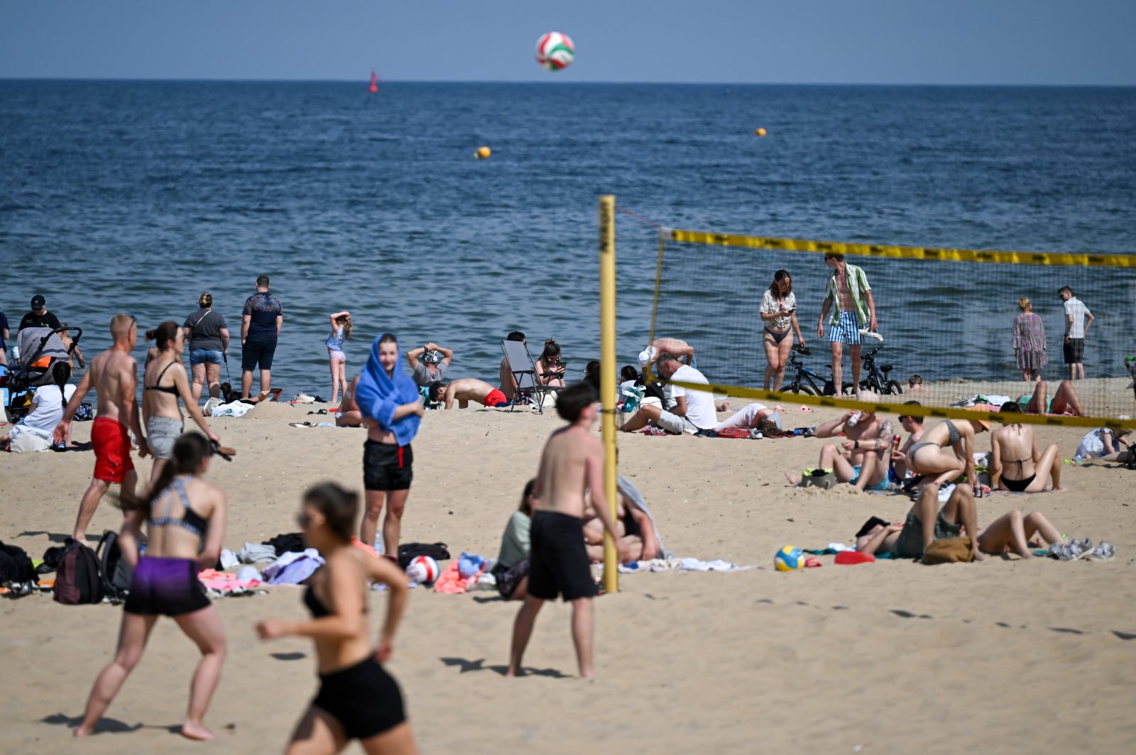 Śmigłowiec LPR lądował na plaży w Pogorzelicy