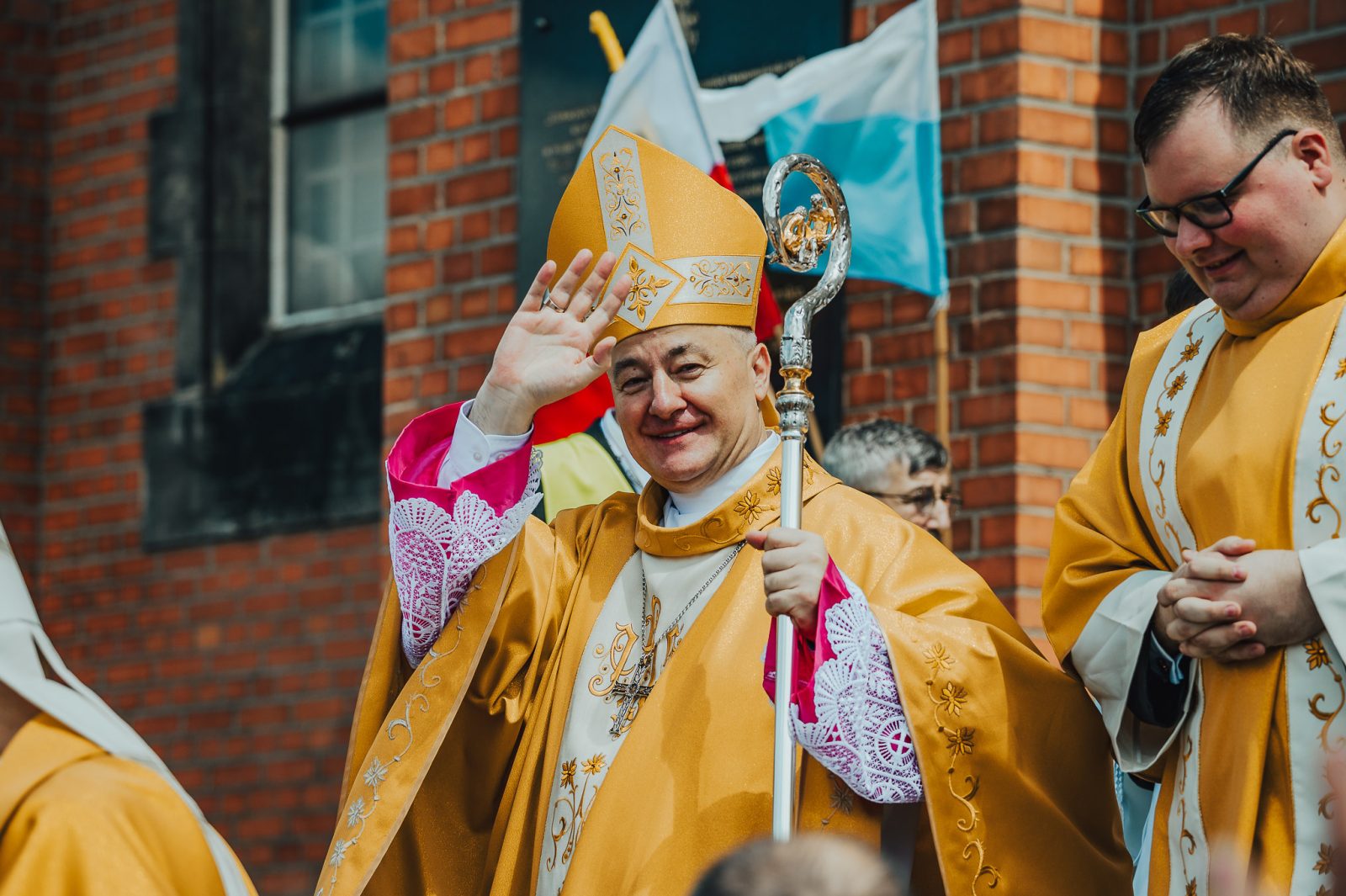 Bp Artur istotny śpiewa piosenkę i prosi wiernych: „Nie zostawiajcie mnie samego”