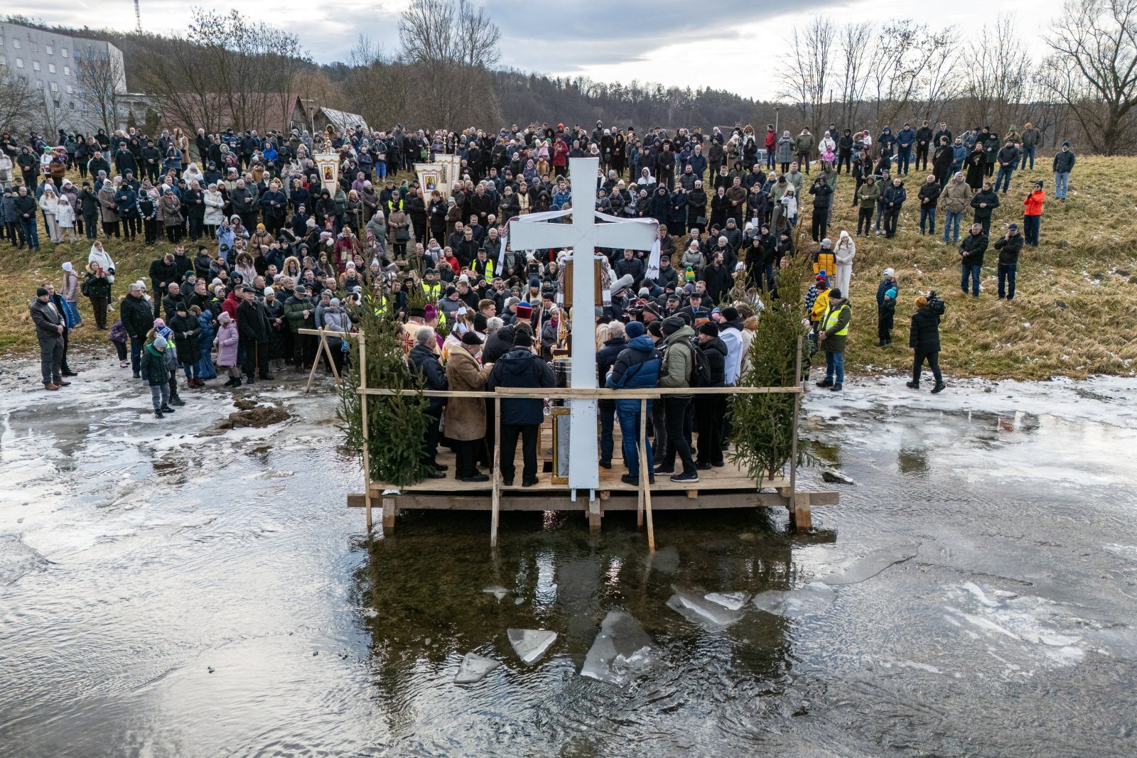 Przemyśl: prawosławni poświęcili wodę nad rzeką San w uroczystość Jordanu [+GALERIA]