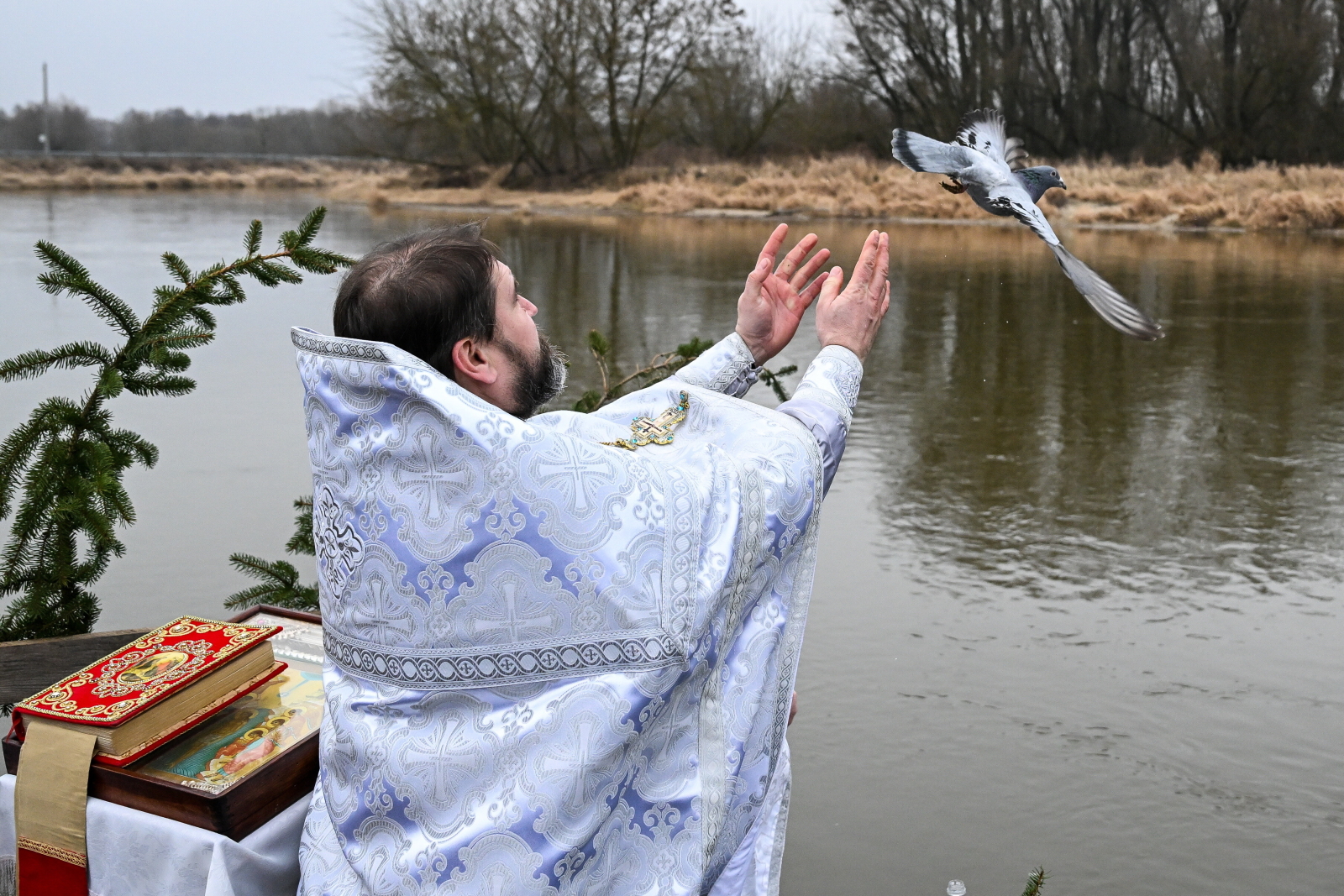 Obrzęd święcenia wody w Bugu podczas prawosławnego Święta Jordanu[+GALERIA]