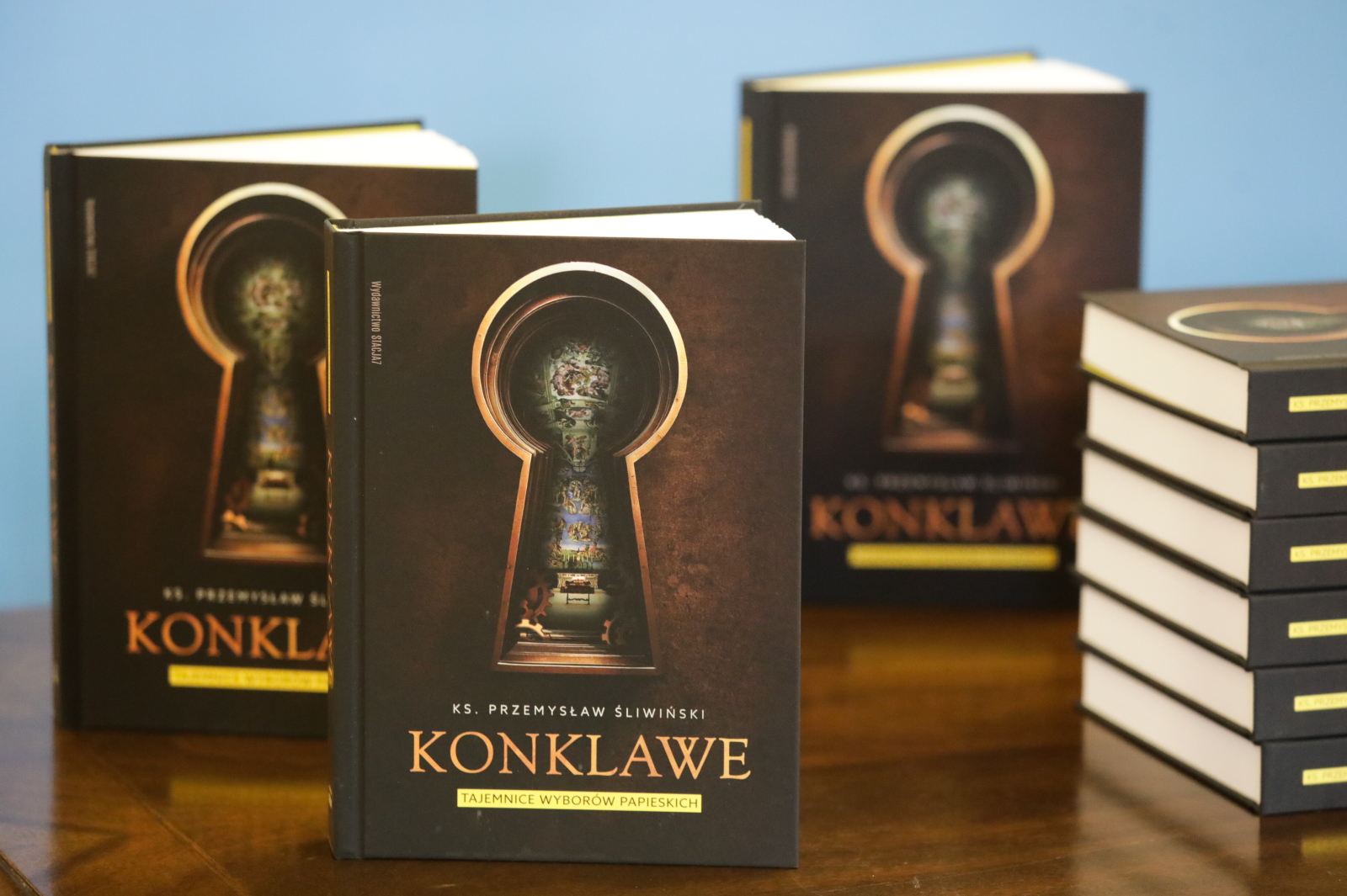 Chcesz wiedzieć, jak wygląda konklawe? Koniecznie przeczytaj tę książkę