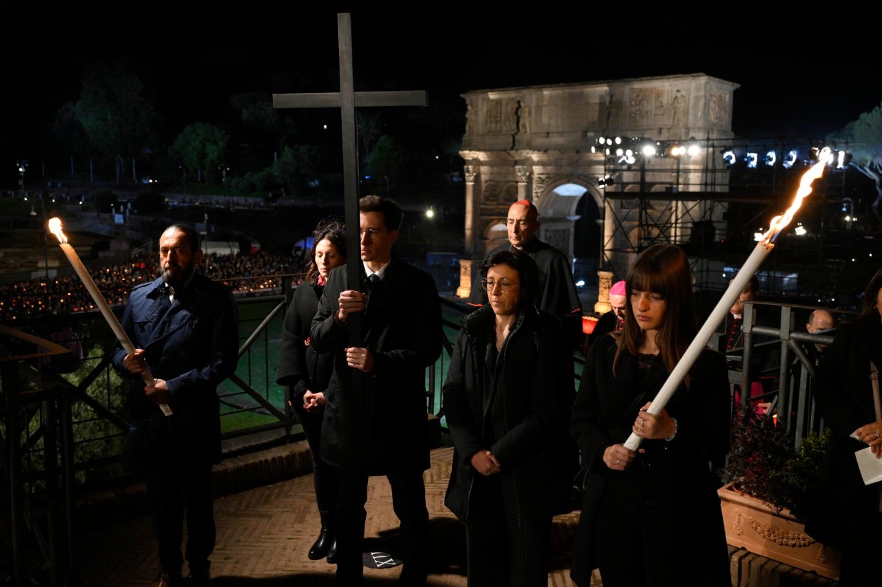 Tysiące wiernych na Drodze Krzyżowej w Koloseum [+GALERIA]