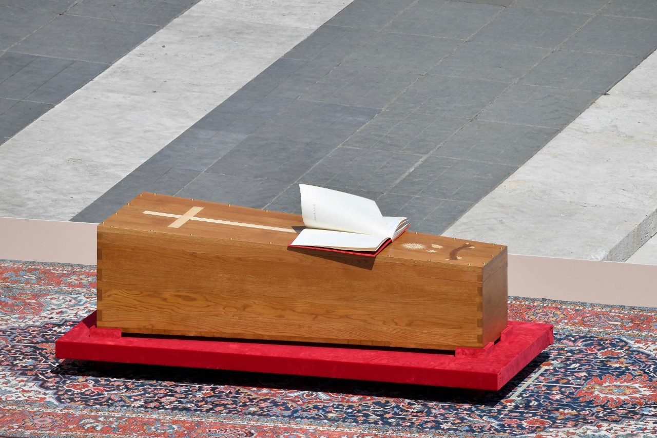 Rzym: do grobu papieża Franciszka wciąż pielgrzymują tłumy