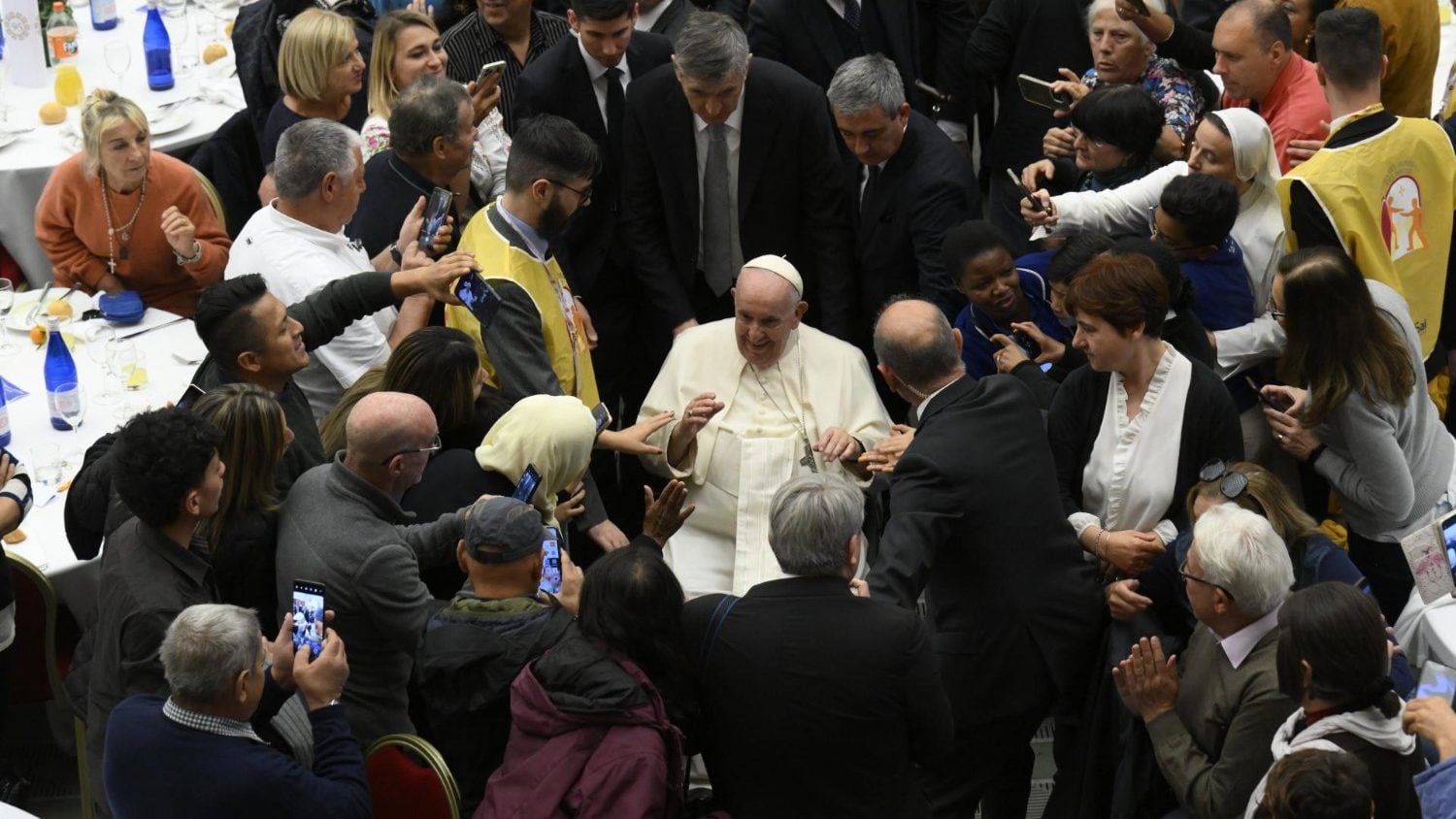 Ubodzy i głowy państw – świat szykuje się na pożegnanie Franciszka