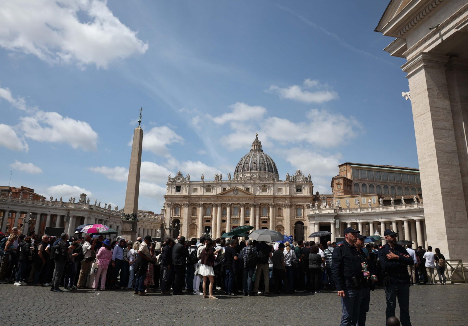 Włoskie miasta apelują o zawieszenie broni w dniu pogrzebu papieża
