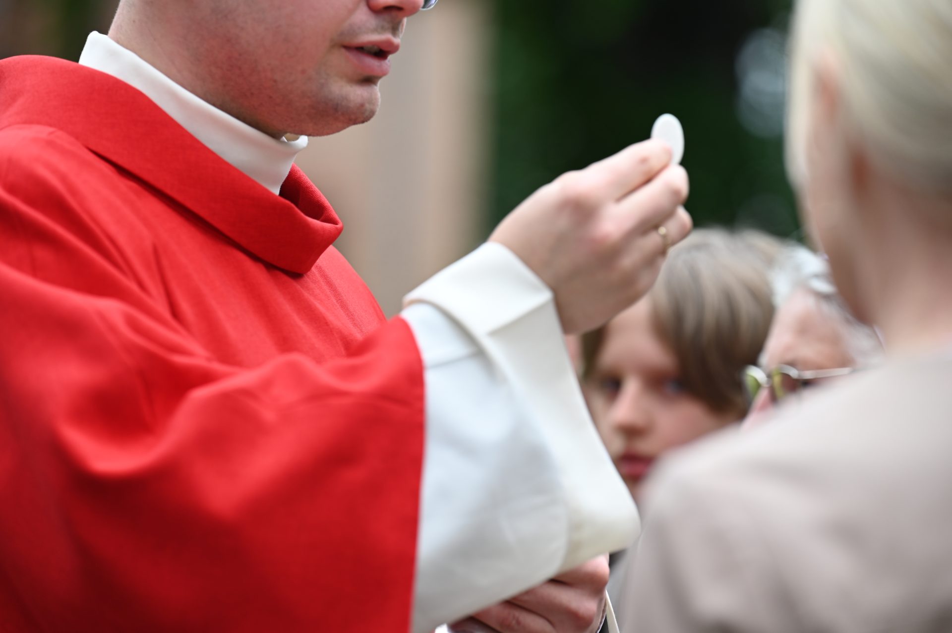 Czy po przyjęciu Komunii świętej należy zrobić znak krzyża?