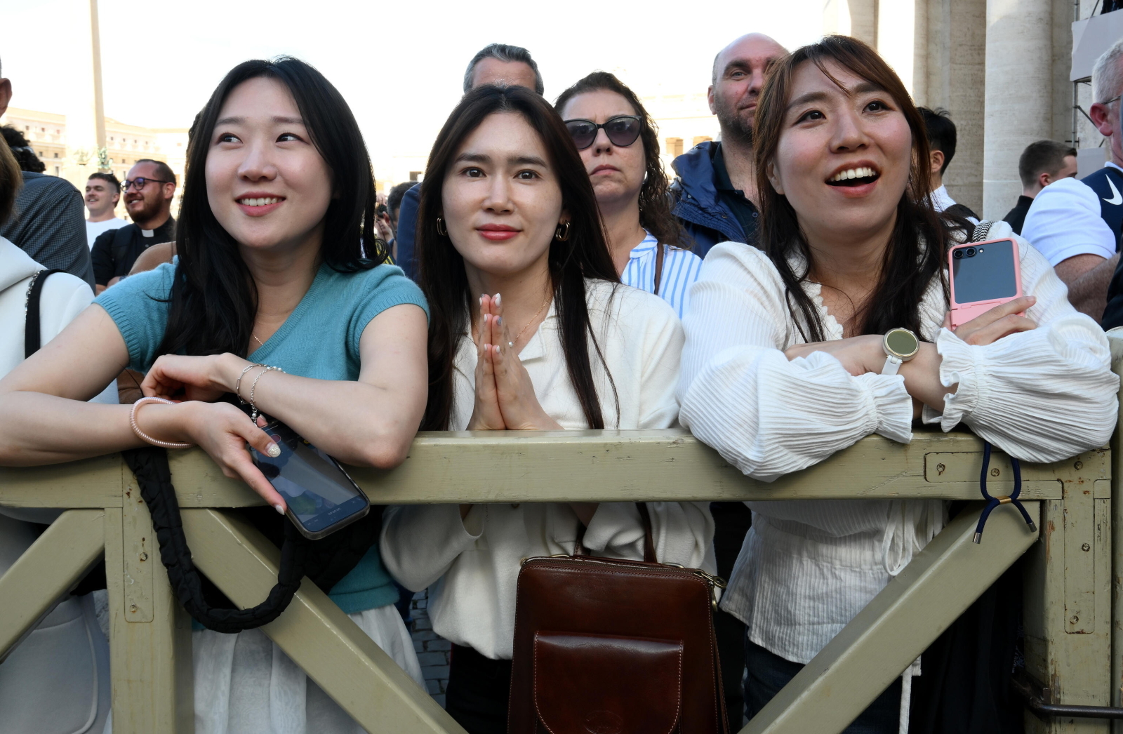 Setki osób na Placu Św. Piotra czekają na rezultat pierwszego głosowania na konklawe [+GALERIA]