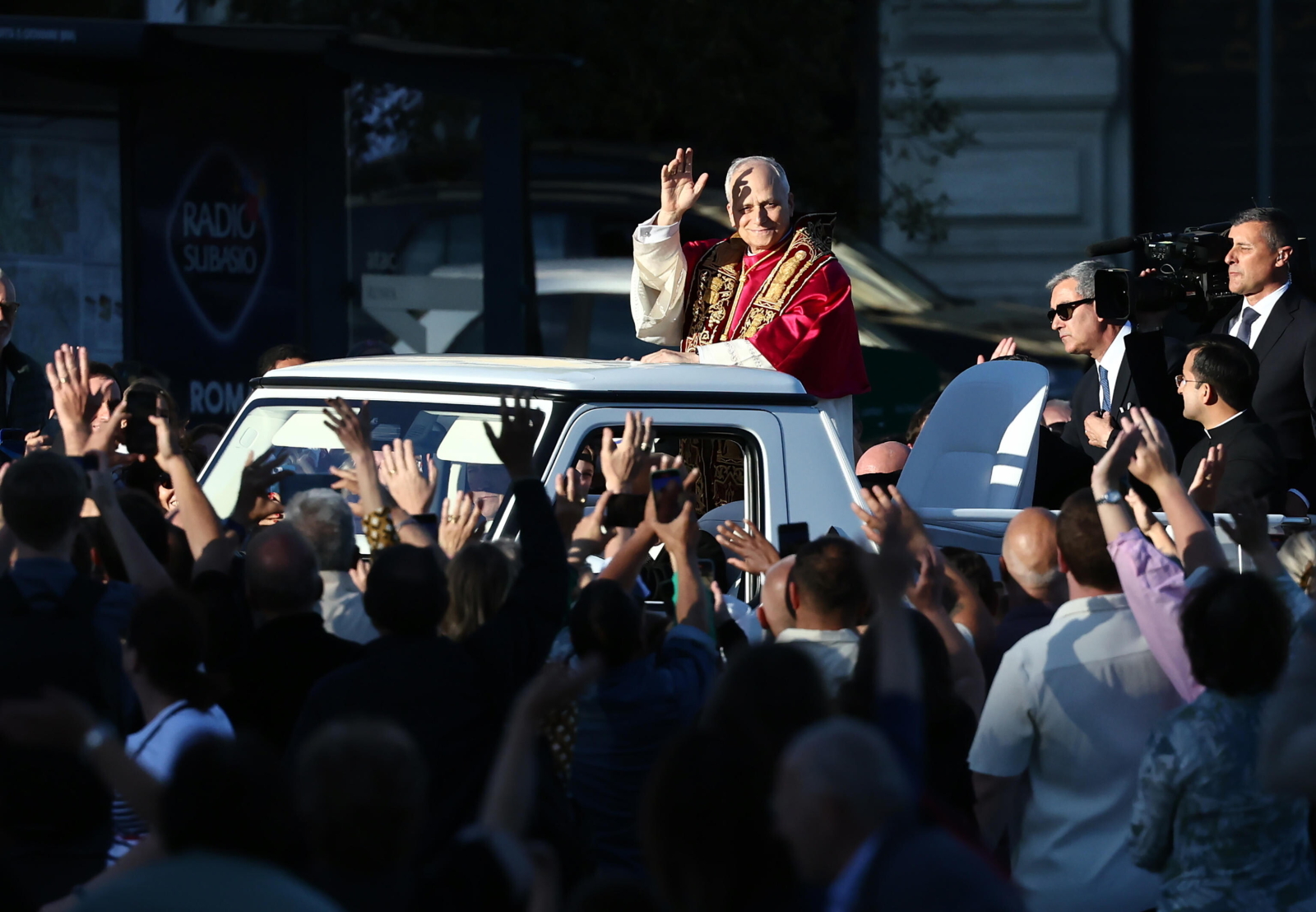 Włochy: tysiące ludzi pozdrawiały papieża Leona XIV na ulicach i placach Rzymu [+GALERIA]