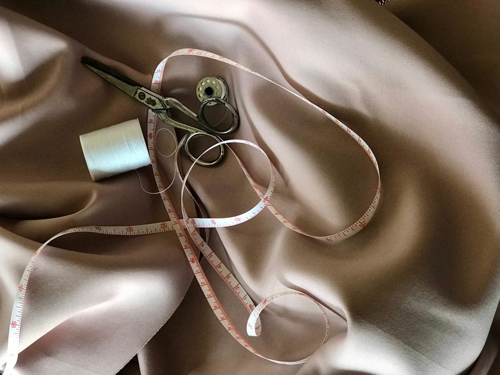 Kim jest papieski krawiec i dlaczego na konklawe szyje aż trzy sutanny?