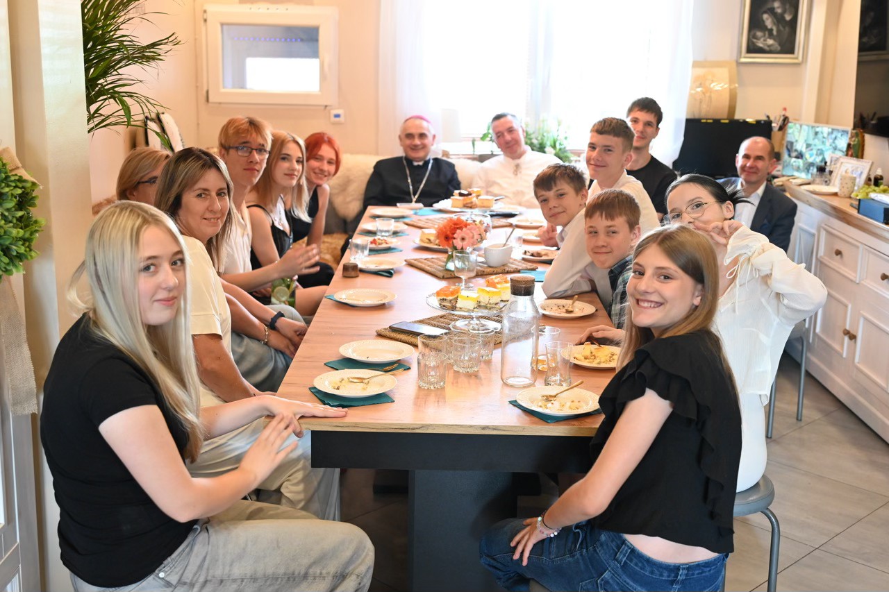 Bp Krzysztof Włodarczyk w rodzinnym domu dziecka: każdy chce być kochany i sam kochać