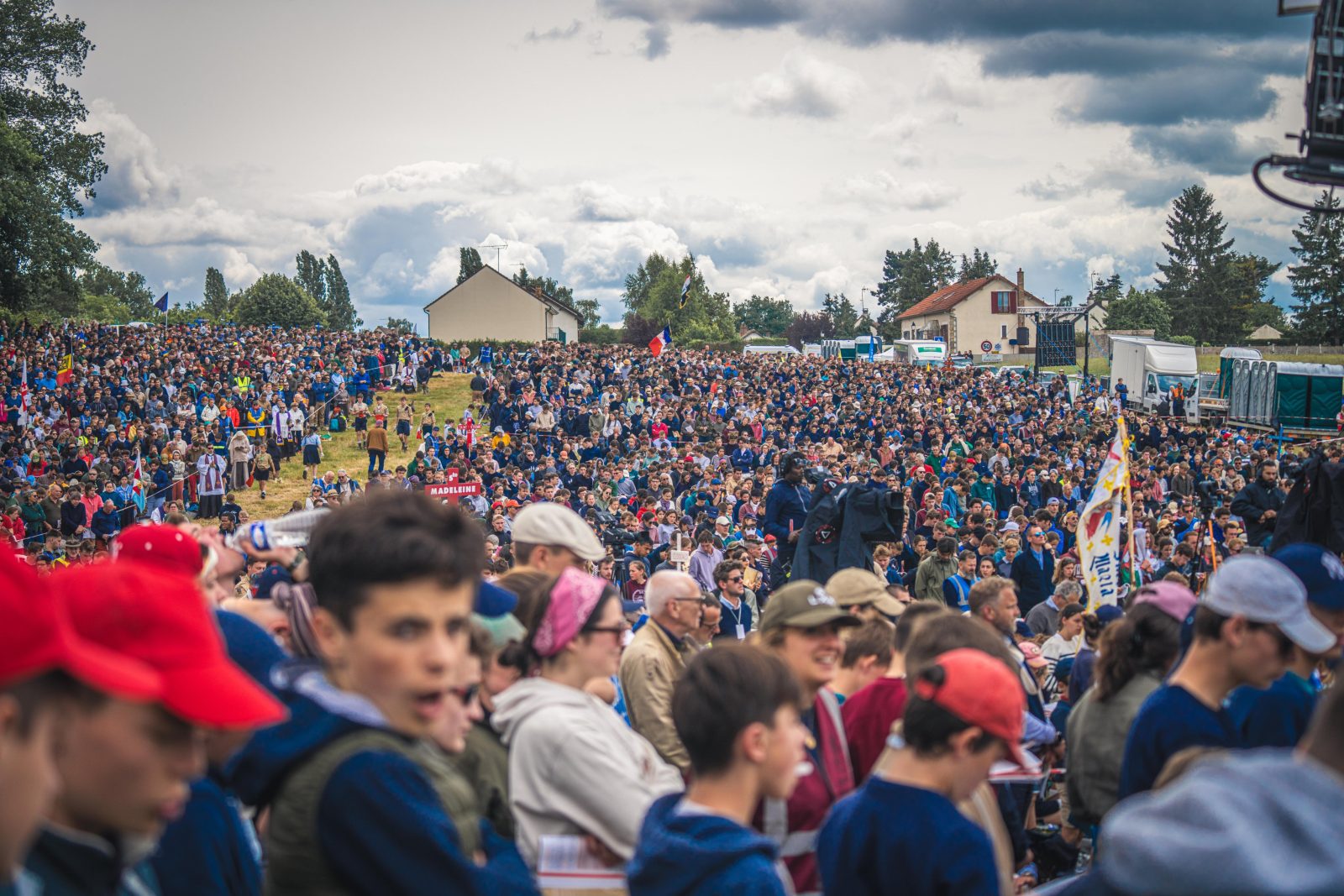 Pielgrzymka francuskich katolików do Chartres przyciąga uwagę całego świata [+WIDEO]