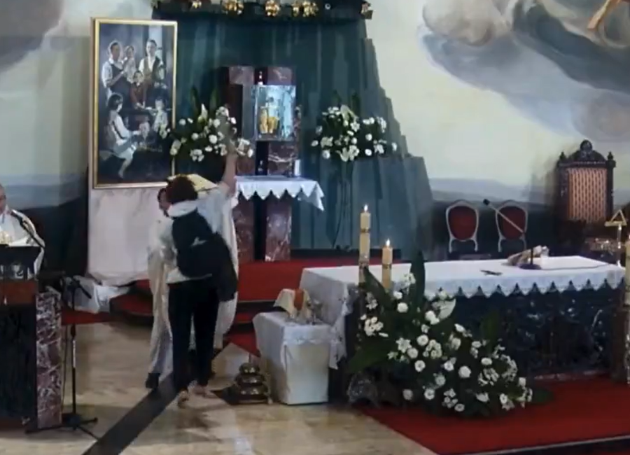 Incydent podczas Bożego Ciała w Lubaczowie. Mężczyzna rzucił butelką w tabernakulum [WIDEO]