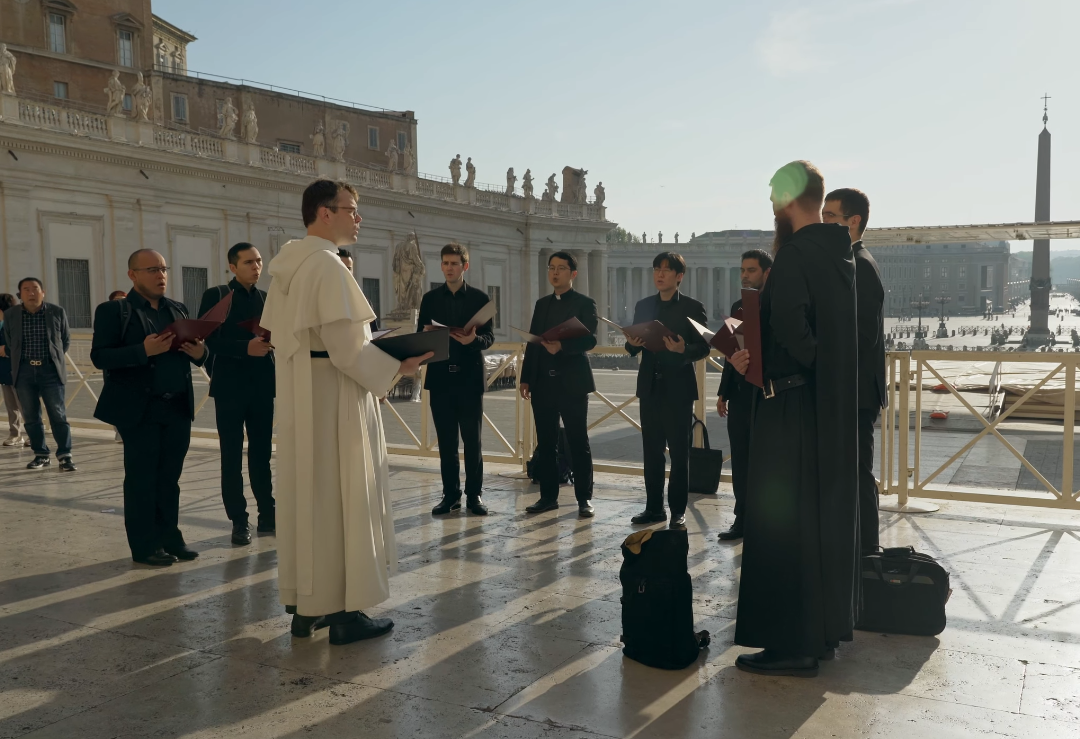 „Śpiewajmy z papieżem” – seria staje się hitem w mediach społecznościowych