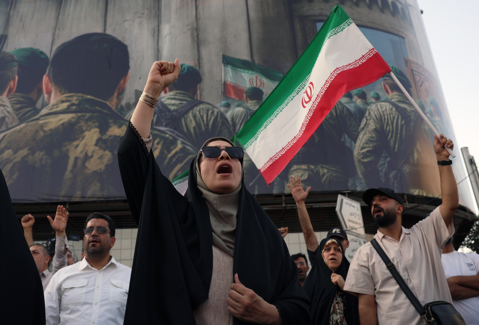 Izrael: 30 myśliwców uderzyło w niedzielę w dziesiątki celów w Iranie