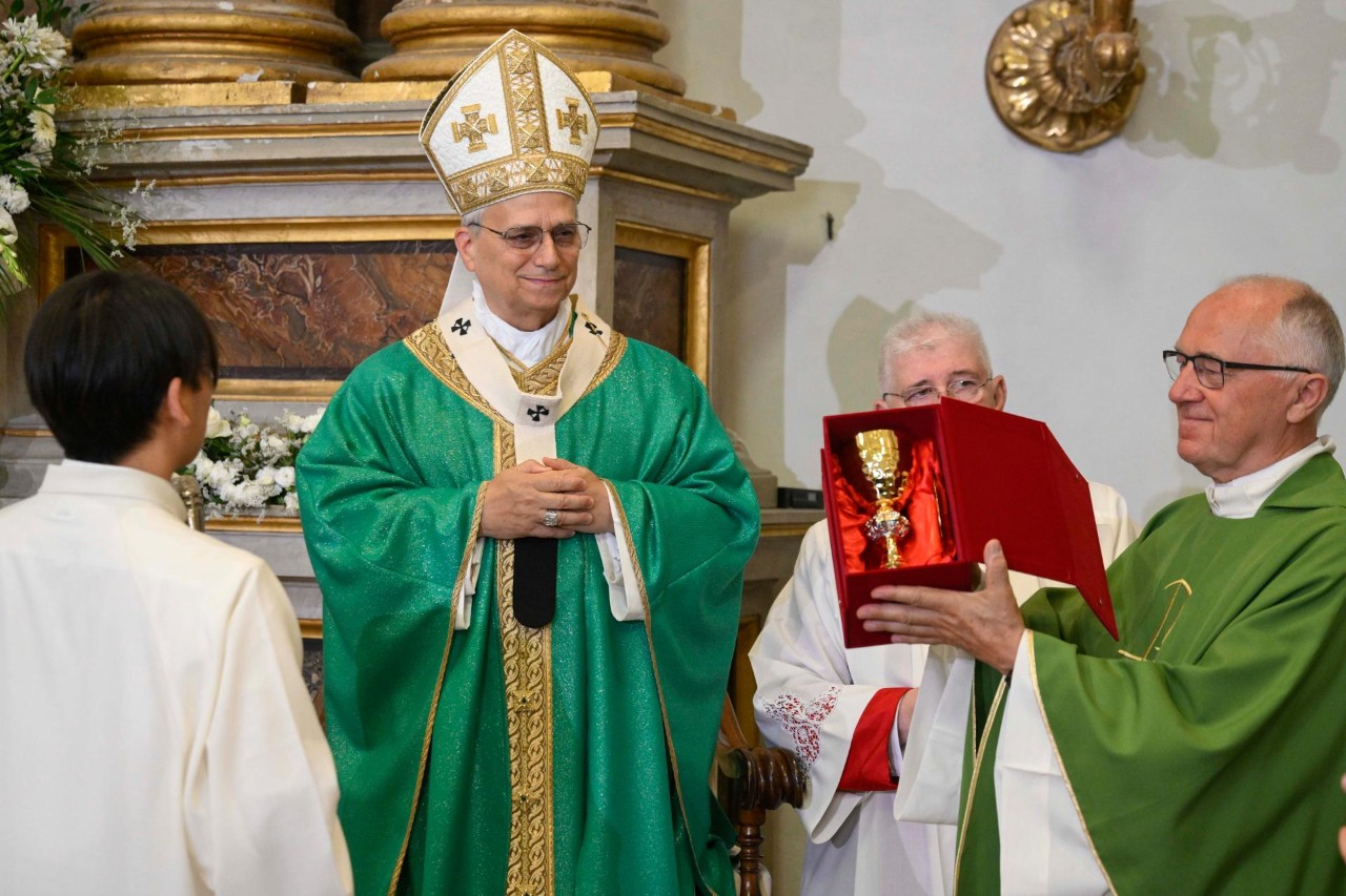 Papież podarował parafii w Castel Gandolfo patenę i kielich