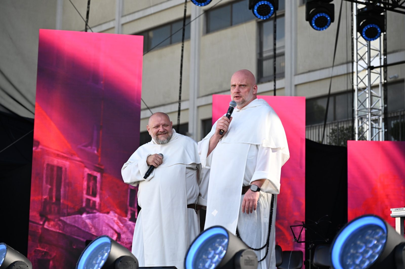 „Jezus zajmuje się tobą, twoimi sprawami” – ojcowie Szustak i Nowak w Casa Polonia