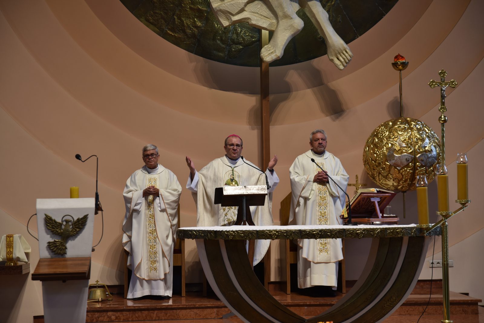 Poznań : msza święta prymicyjna bp Marka Ochlaka OMI [+GALERIA]