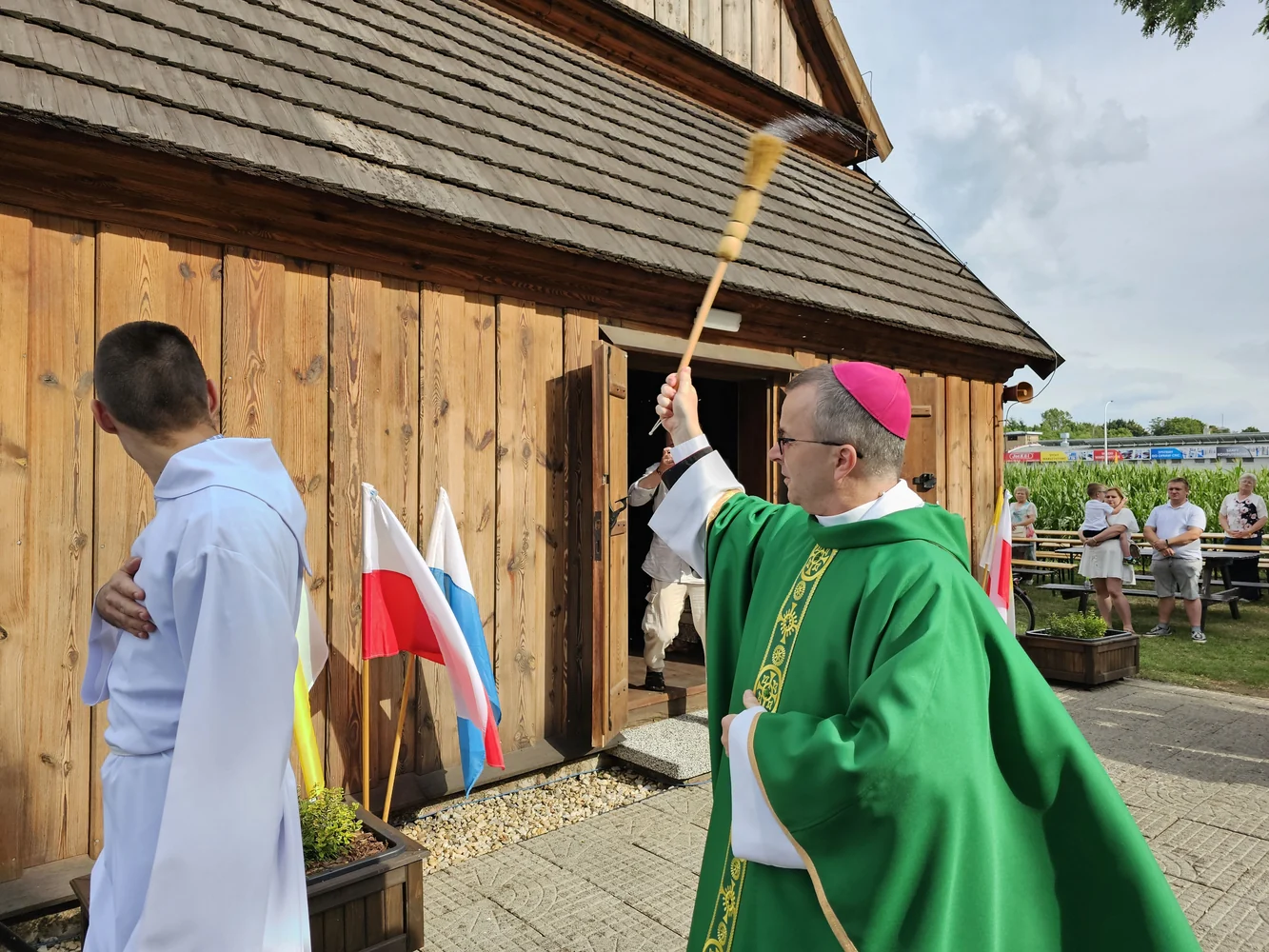 Krotoszyn: bp Damian Bryl poświęcił drewniany kościół odnowiony po pożarze