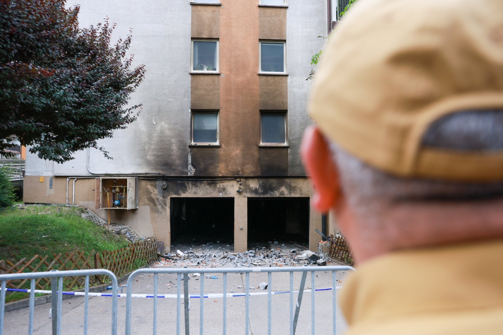 Policja po pożarze w Ząbkach: mieszkańcy dolnych kondygnacji mogą wejść do swoich mieszkań