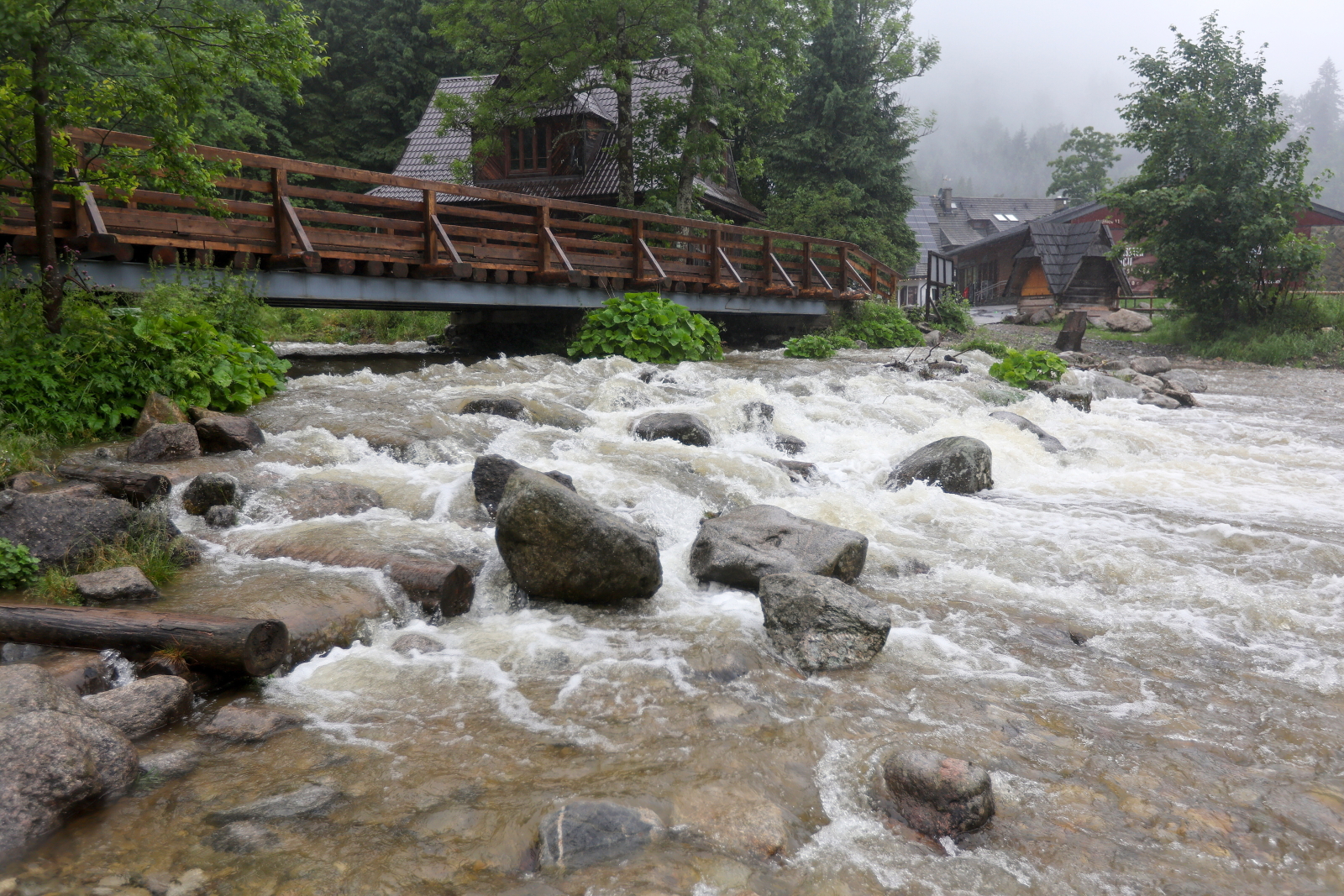 Tatry: szlak wokół Morskiego Oka podtopiony; intensywne opady utrudniają wędrówki