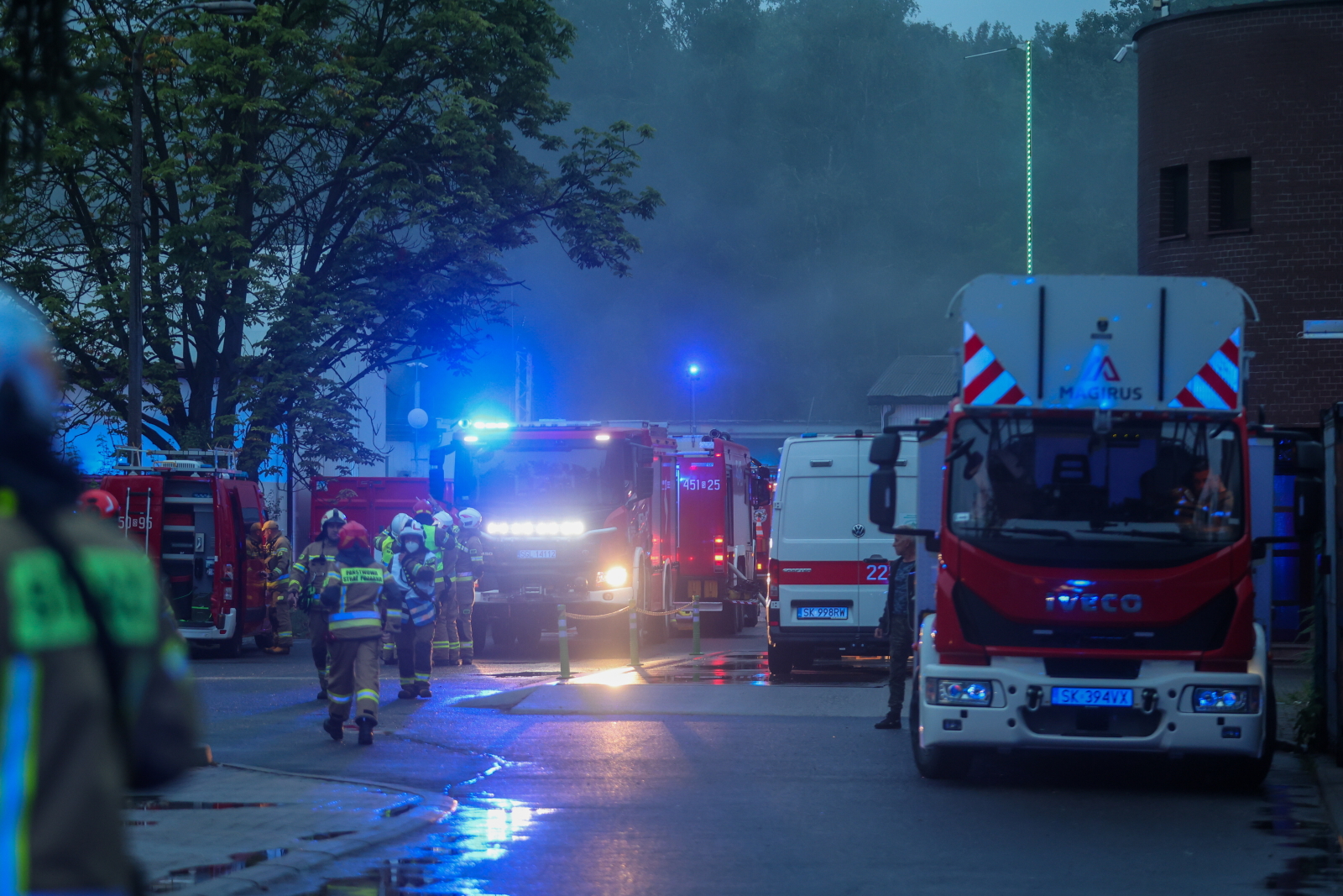 Gliwice: strażacy gaszą pożar hali z elektroodpadami