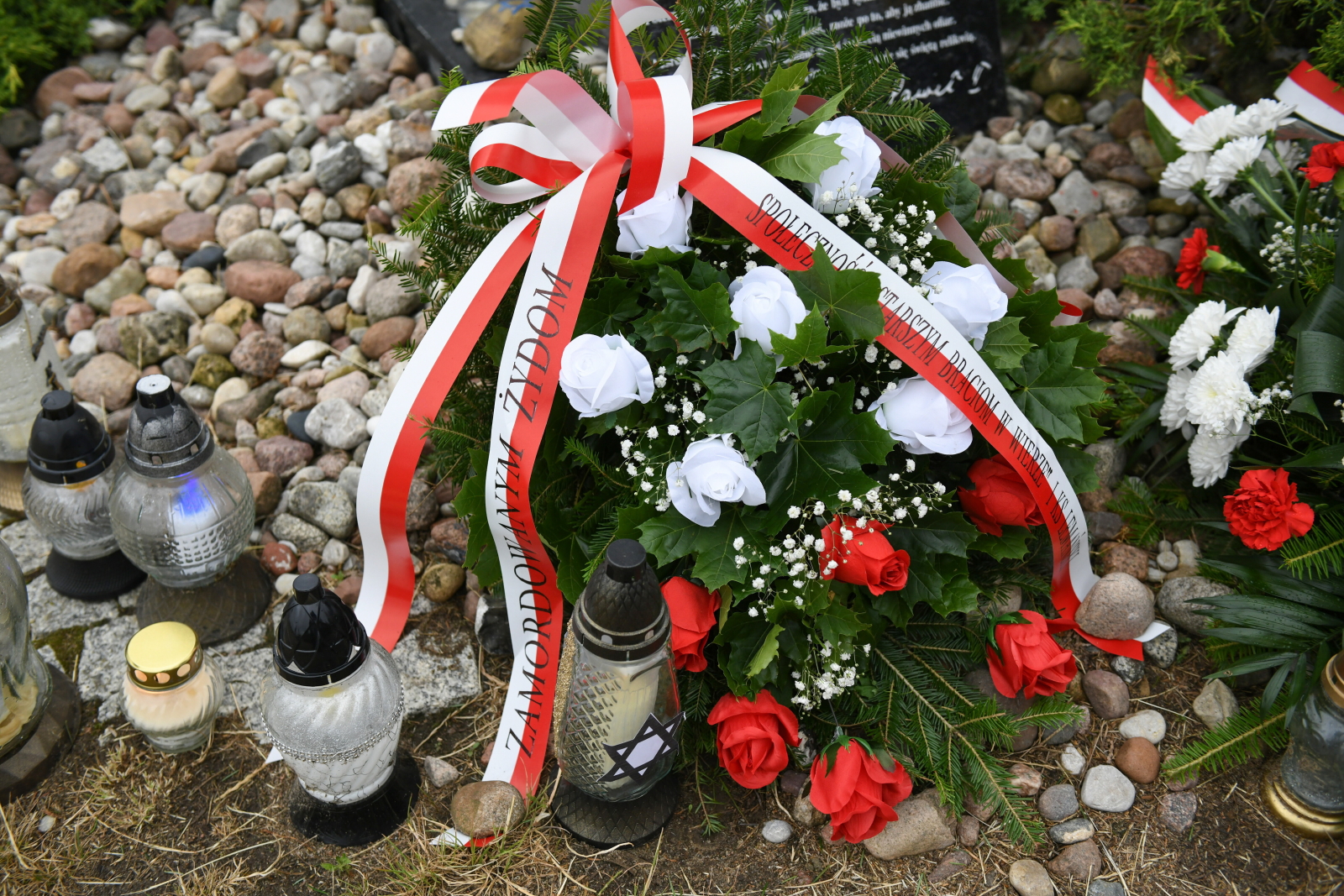 Jesteśmy wstrząśnięci nowymi tablicami w Jedwabnem; to profanacja pamięci [+GALERIA]