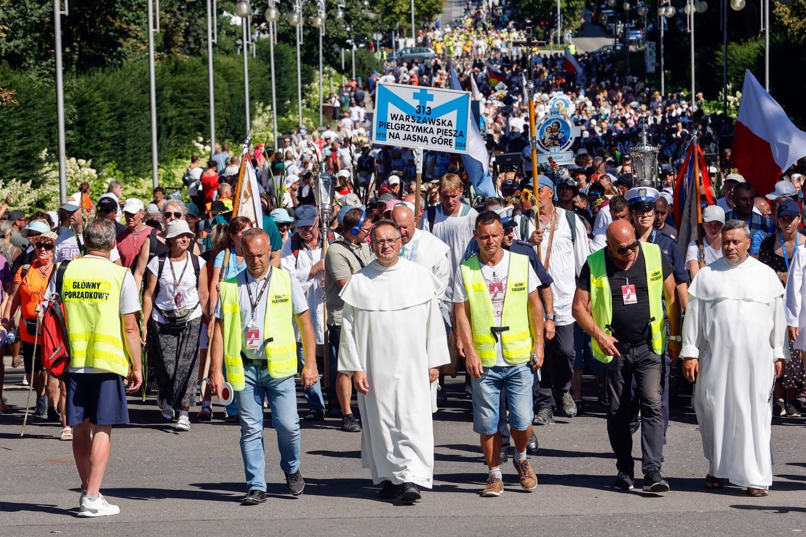 „Bądź pozdrowiona Matko Częstochowska!” – tysiące pielgrzymów dociera na Jasną Górę