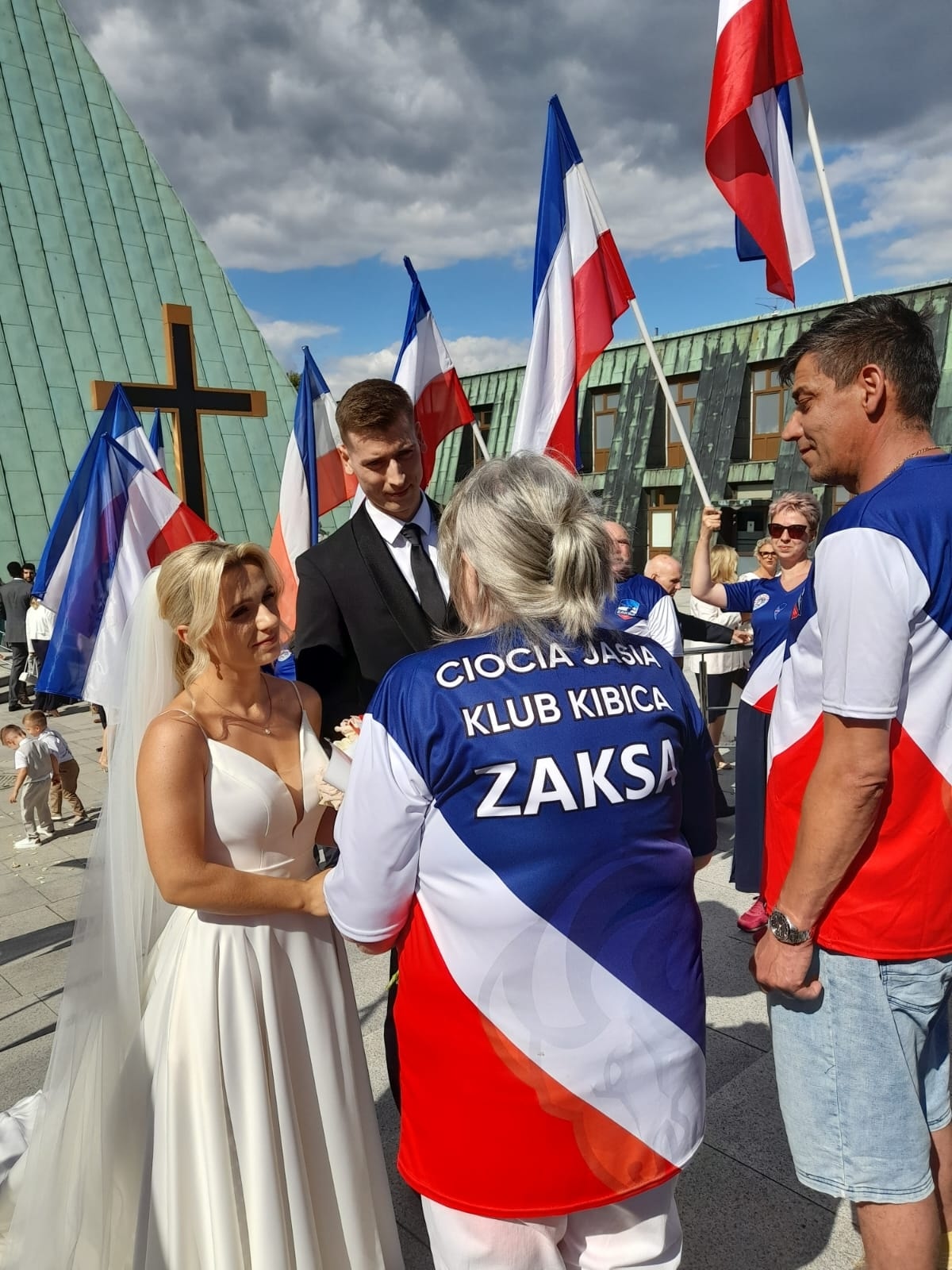 Kamil Semeniuk – siatkarz reprezentacji Polski – wziął ślub w oblackiej parafii [+GALERIA]