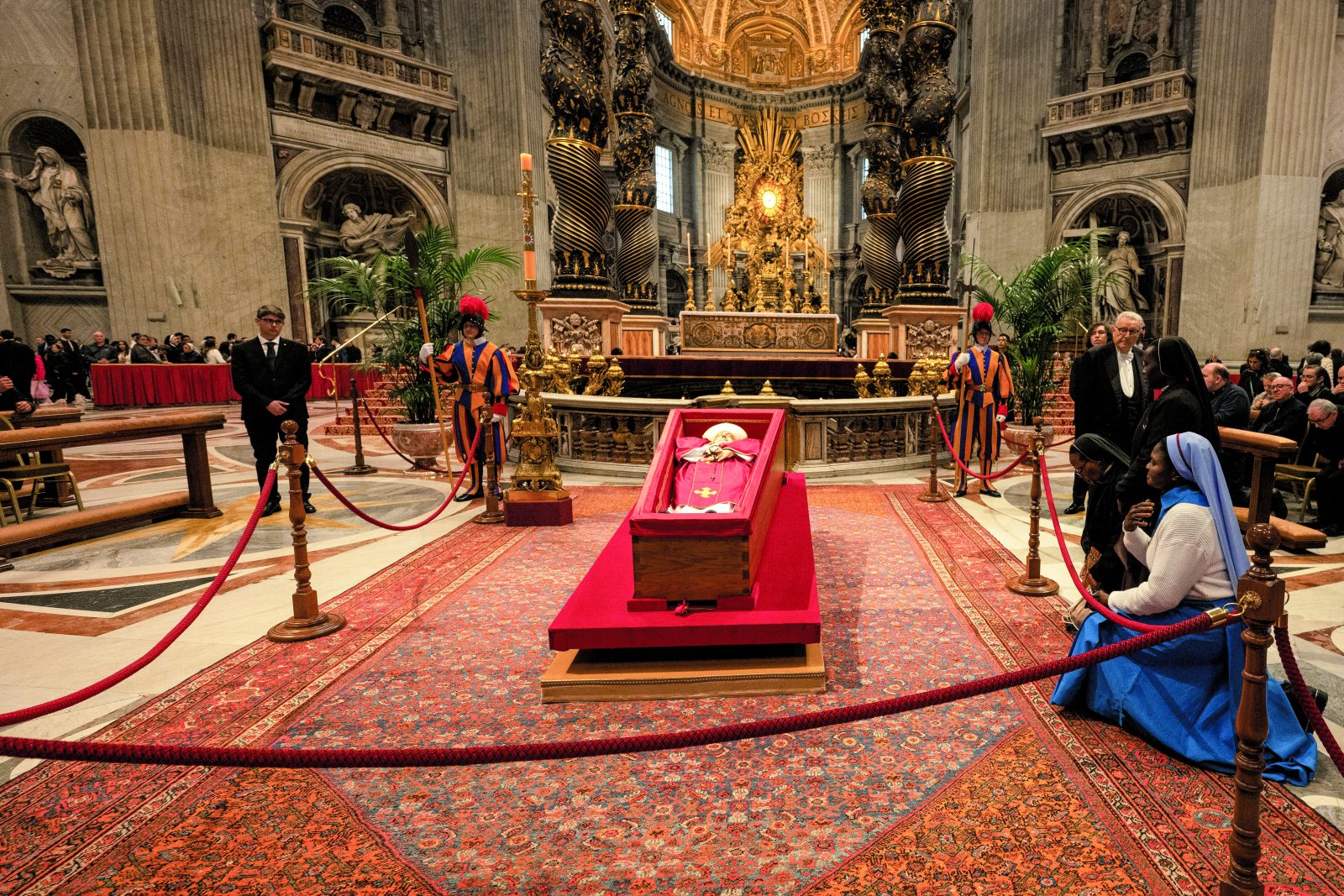Pachnieć owcami aż do końca. Pożegnanie papieża Franciszka [FOTOREPORTAŻ/MISYJNE DROGI]