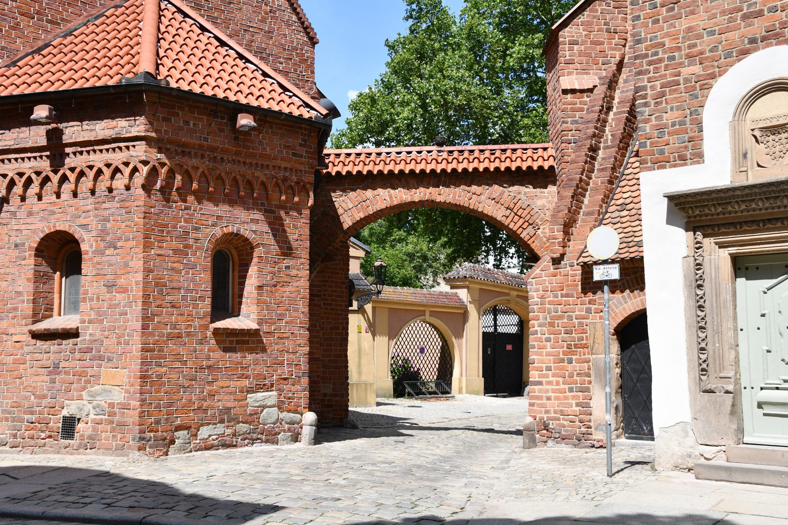 Wrocławskie kluski – na bramie przy kościele i Kluskowy Zegar na kościelnej wieży