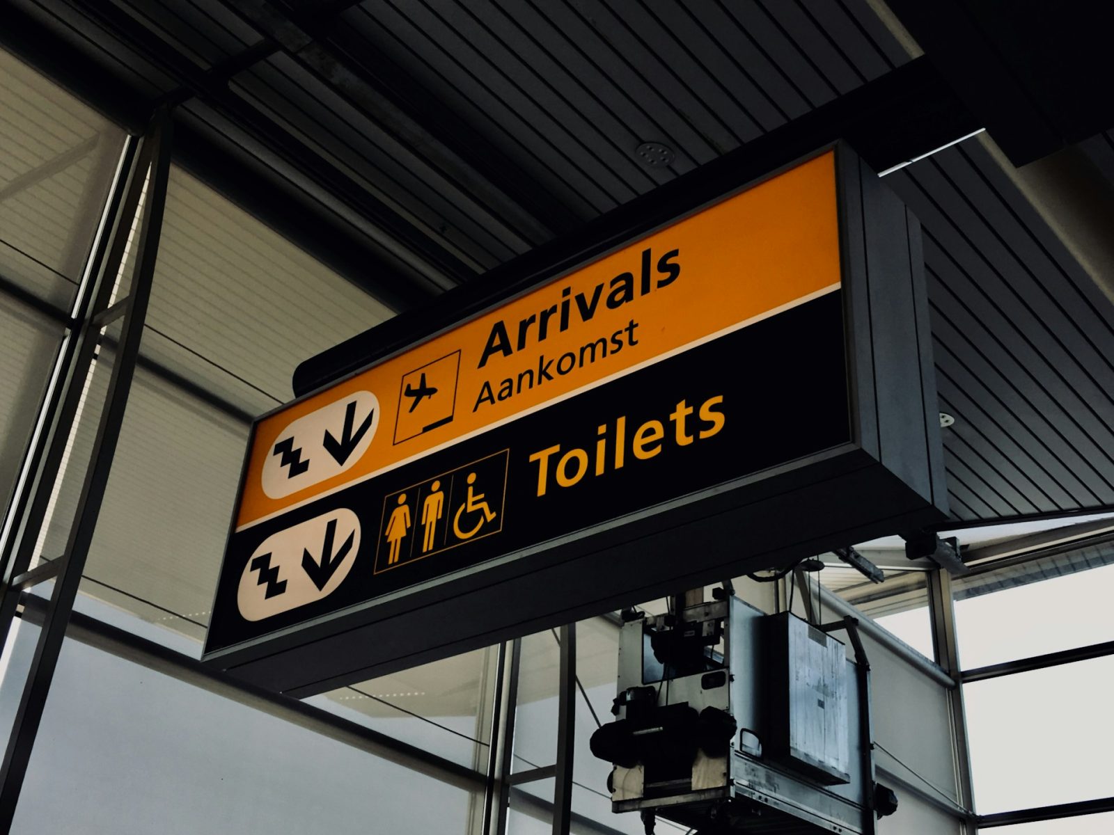 Szwecja: tajne dokumenty państwowe w toalecie na lotnisku?