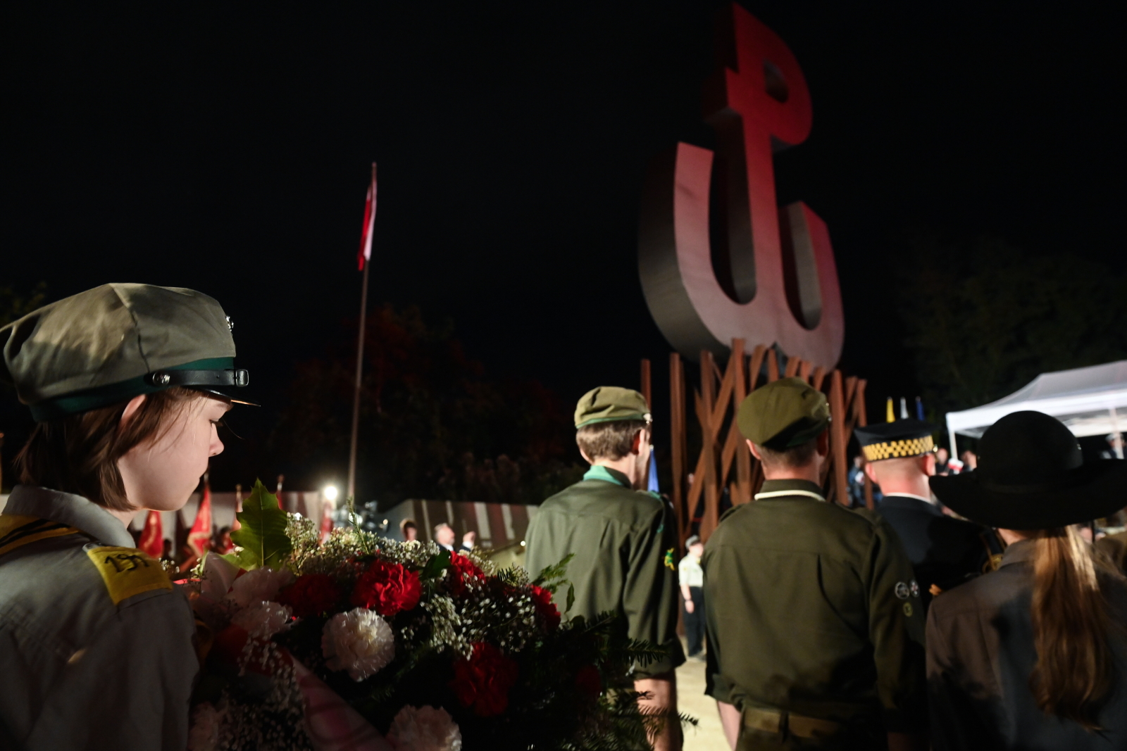 Z Kopca Powstania Warszawskiego zniknęły krzyże. Co tak naprawdę się stało?