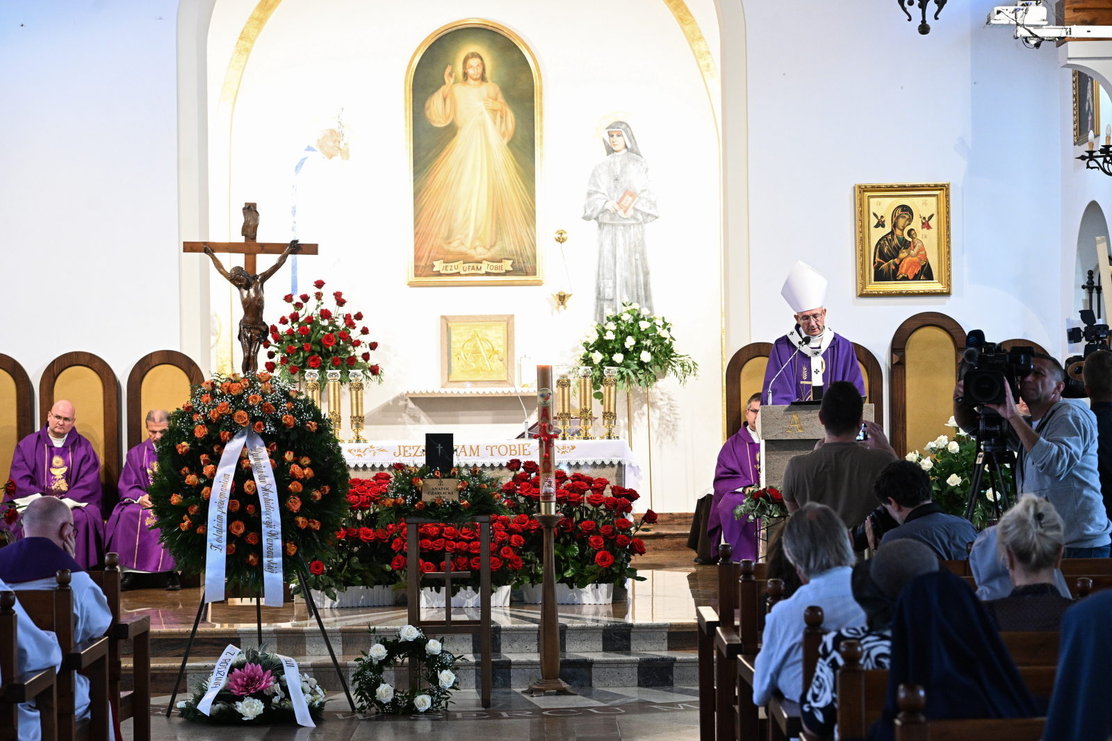 Abp Adrian Galbas przewodniczył mszy pogrzebowej bezdomnego zamordowanego przez księdza z Przypek
