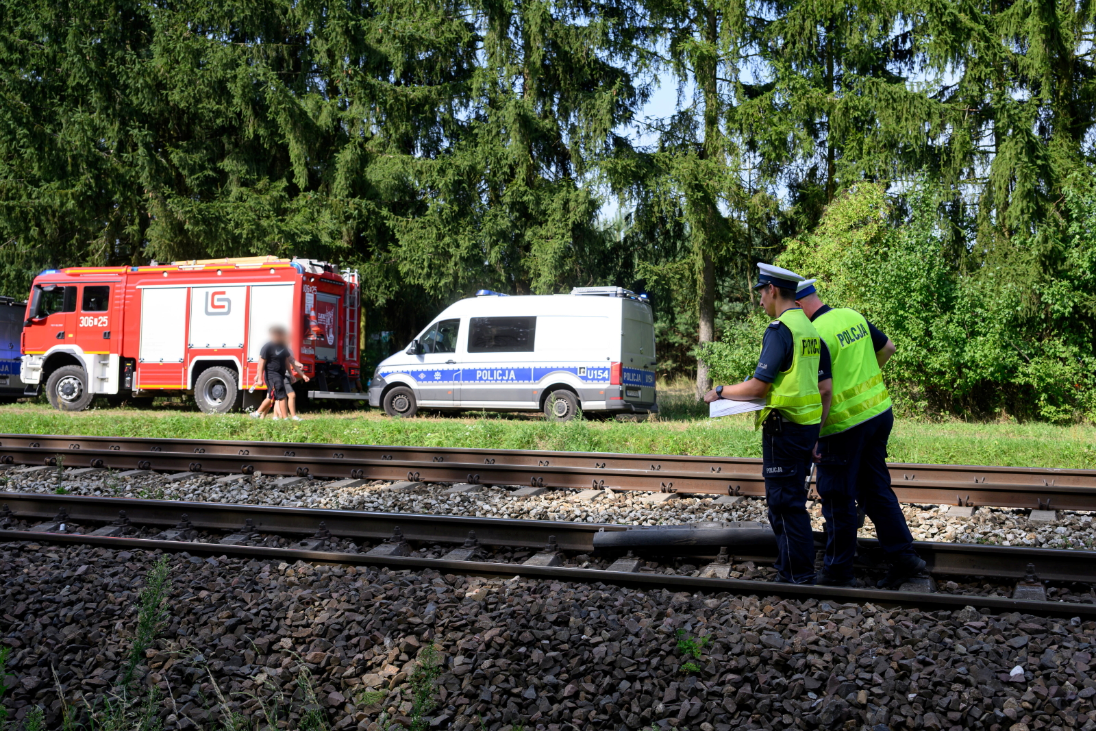 Cztery osoby zginęły w wypadku na przejeździe kolejowym w Wielkopolsce [+GALERIA]