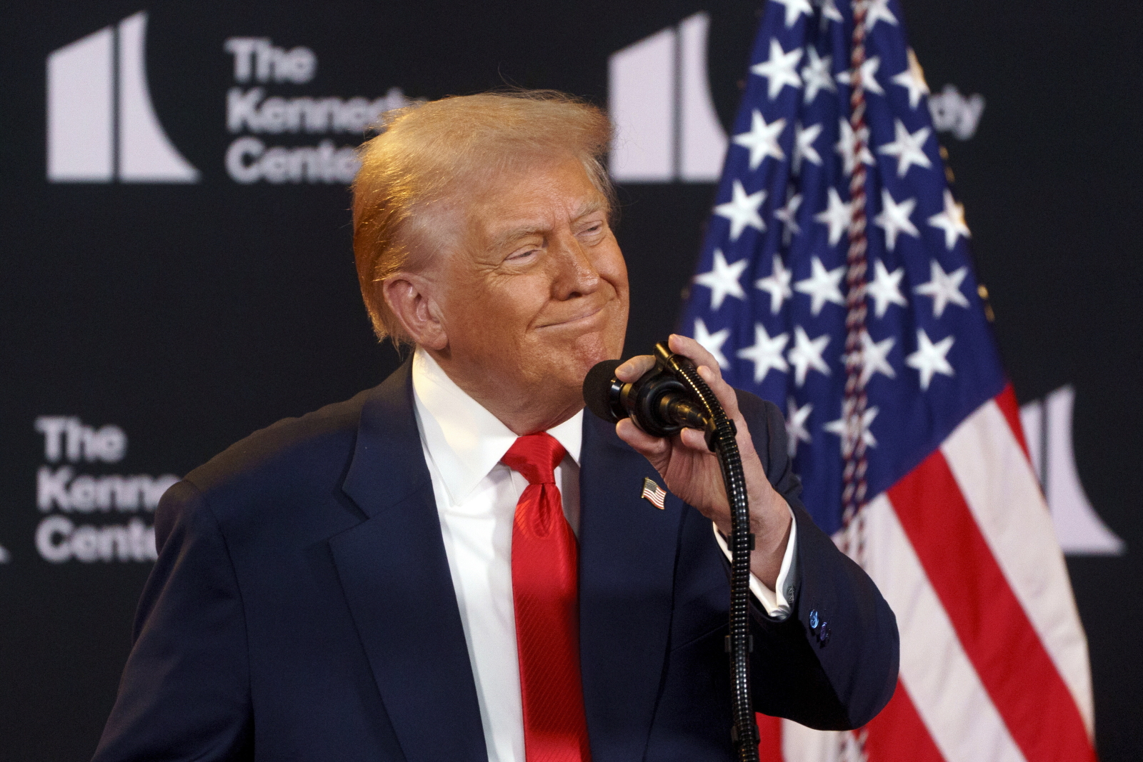 USA: Trump wprowadza karę roku więzienia za znieważenie amerykańskiej flagi