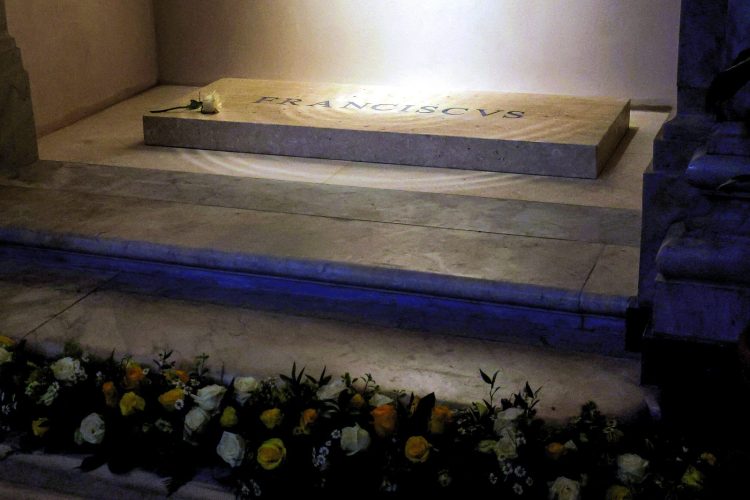 Rzym: do grobu papieża Franciszka wciąż pielgrzymują tłumy