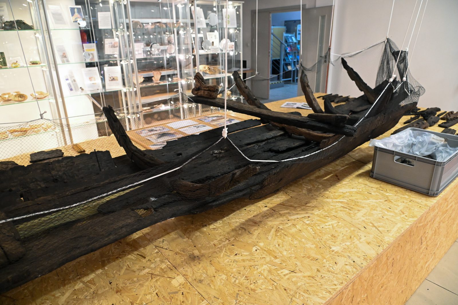 Zachodniopomorskie: Muzeum Historii Ziemi Kamieńskiej składa fragmenty wczesnośredniowiecznej łodzi