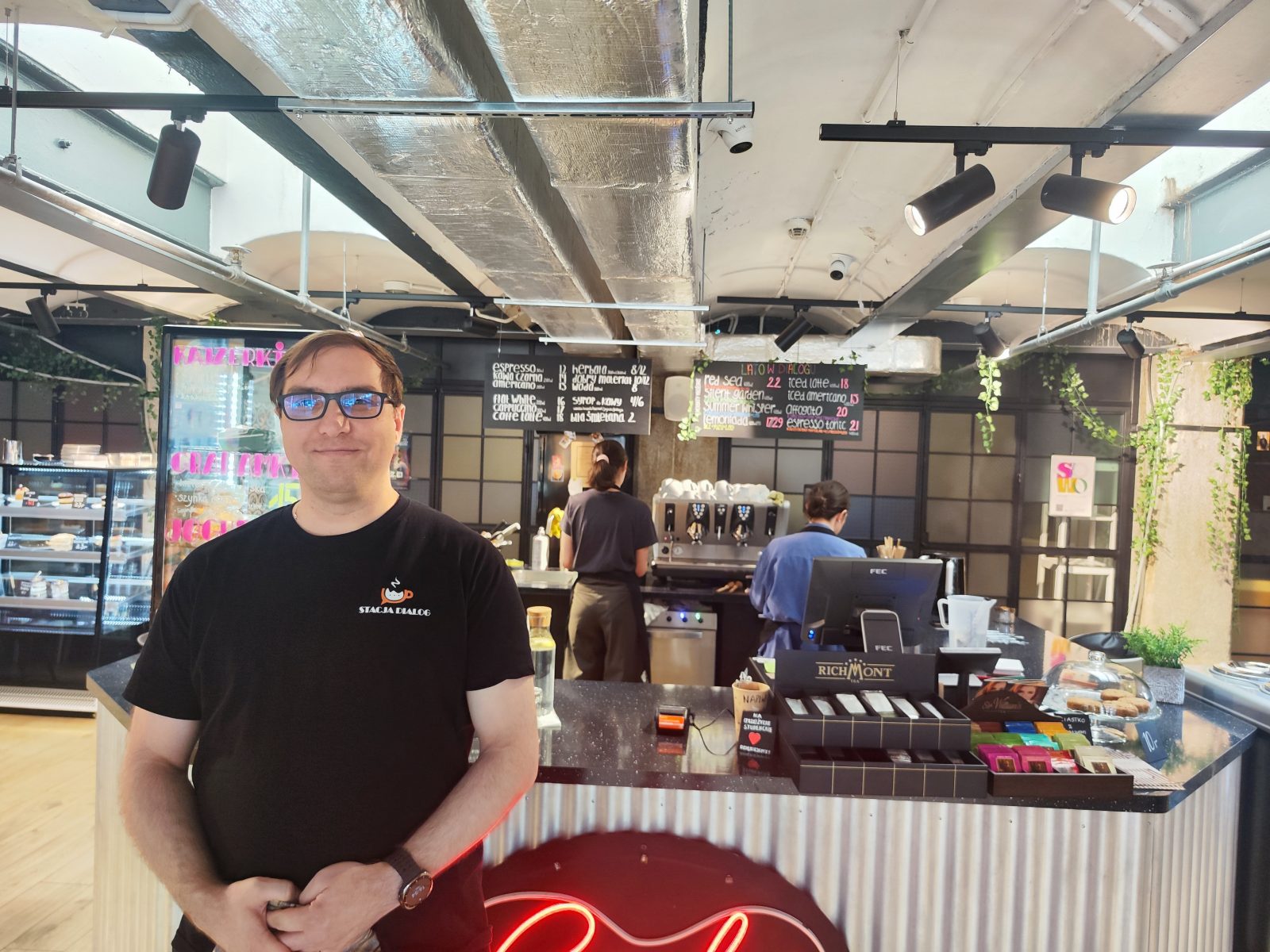 Stacja Dialog – na Dworcu Głównym we Wrocławiu działa kawiarnia inna niż wszystkie [REPORAŻ]